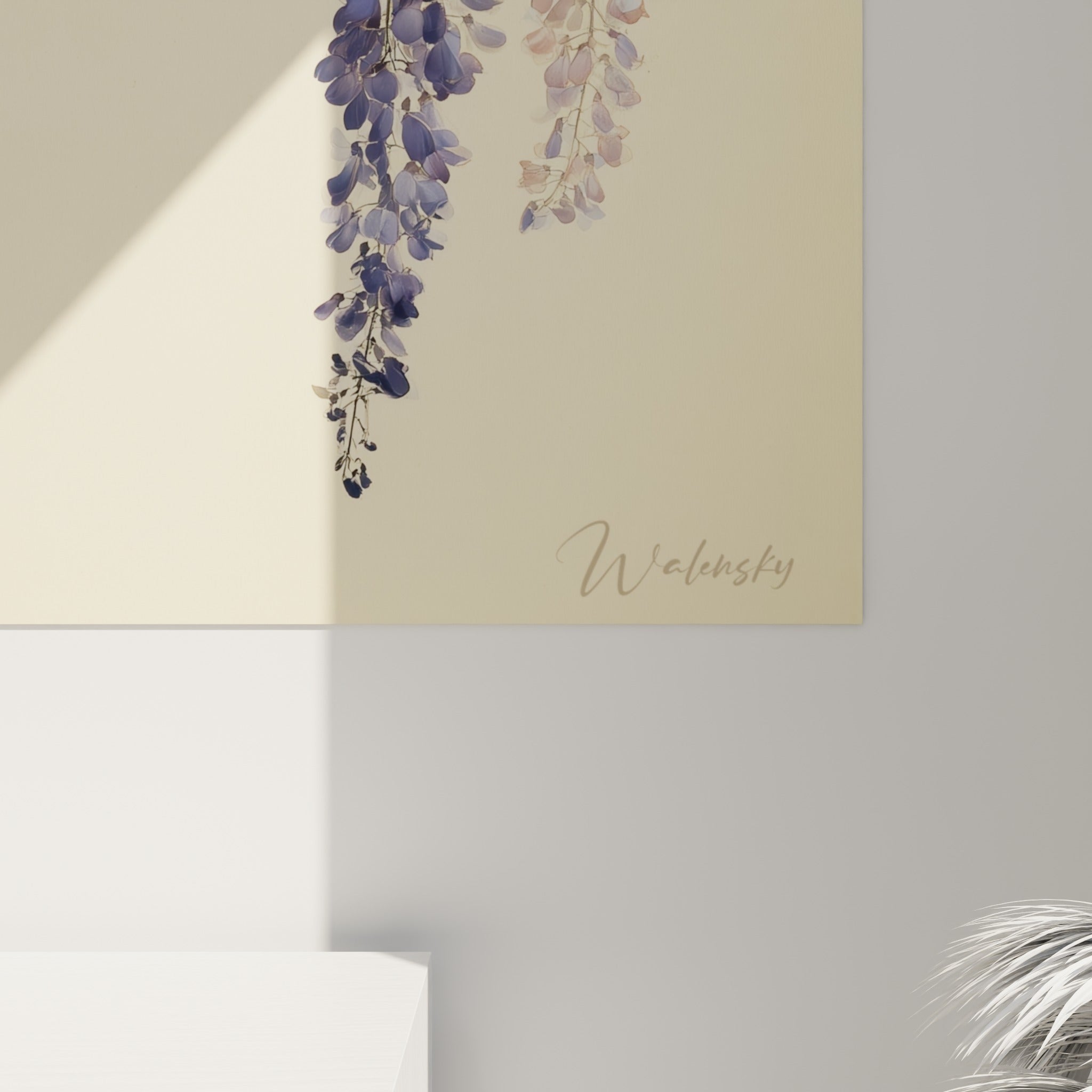 Détail des pétales de glycine mauve et gris pâle, grain fin et nuances délicates de la peinture