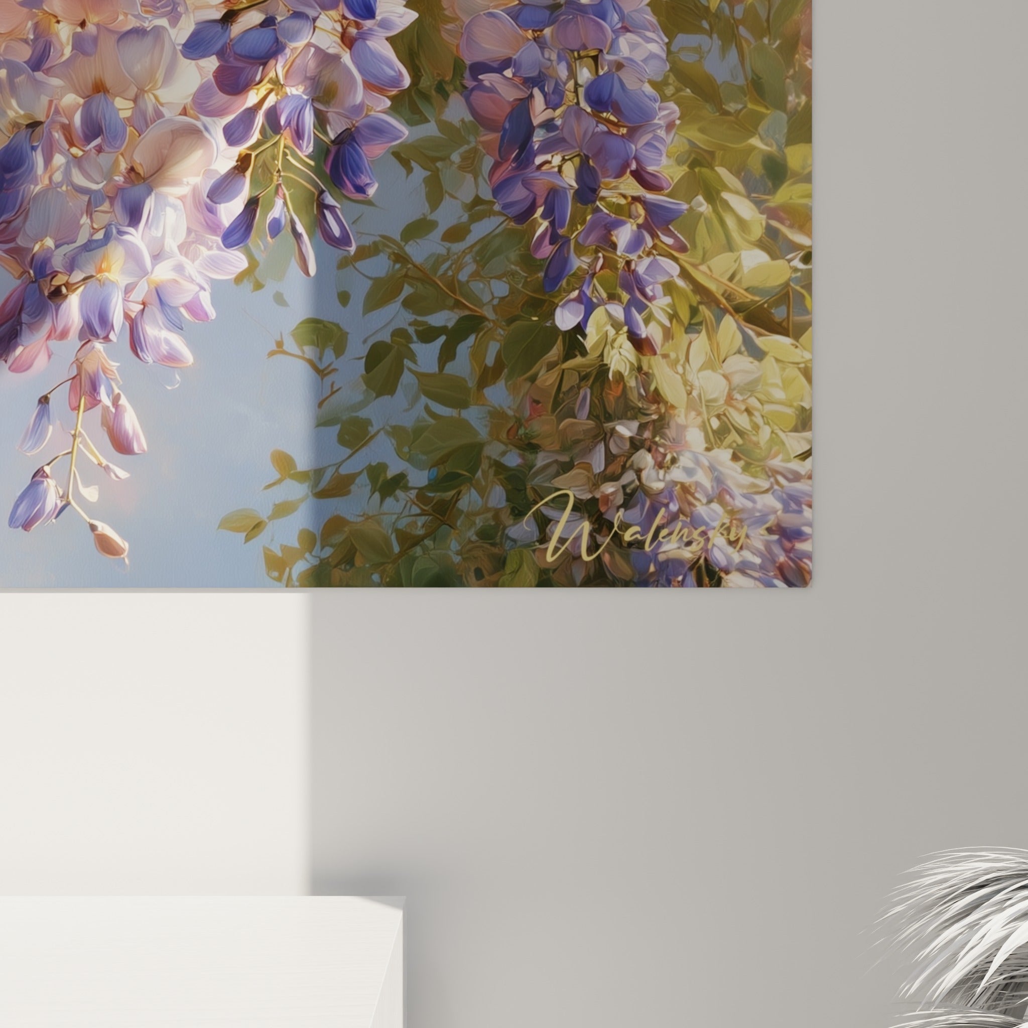 Détail des pétales de glycine où le mauve profond et la lumière ambrée se fondent sur la toile