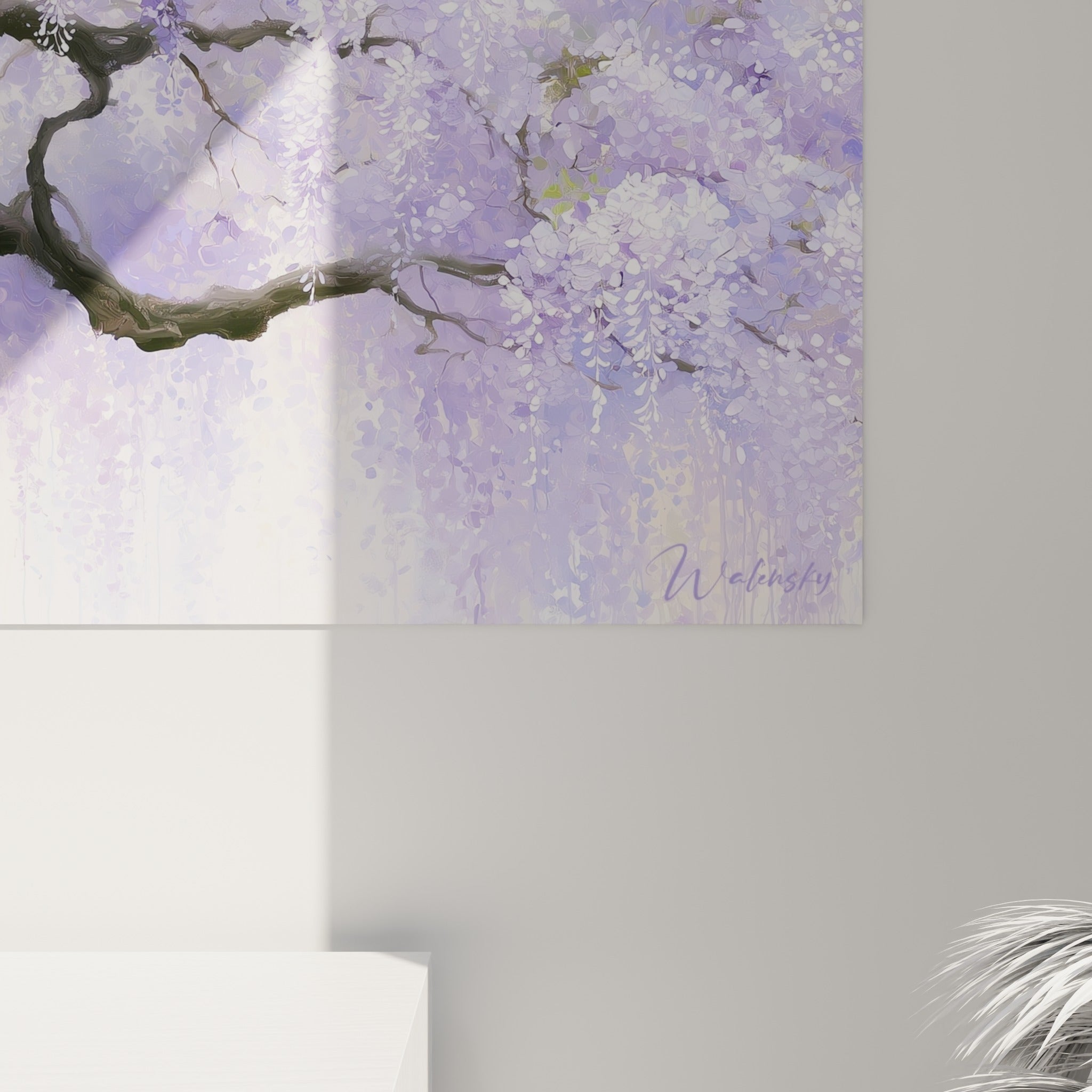 Détail des pétales mauves et blancs de la glycine, grain pictural et coulures pâles visibles de près
