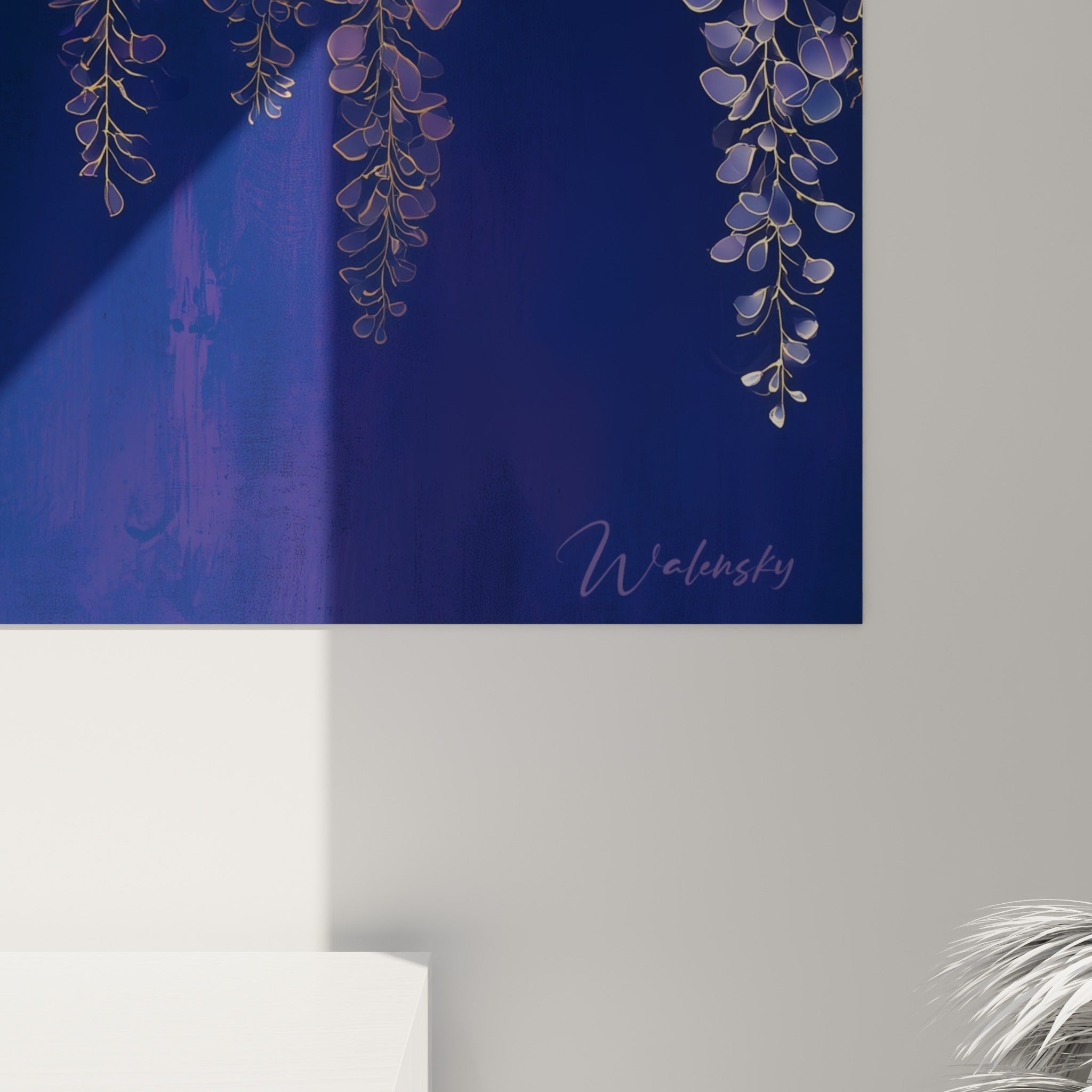 Détail des pétales mauves et du feuillage doré texturé de la glycine sur fond bleu nuit