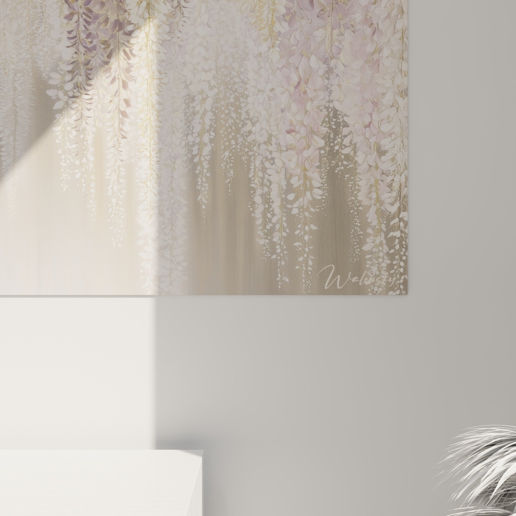 Détail des pétales de glycine mauve et crème, matière peinte finement texturée près du cadre
