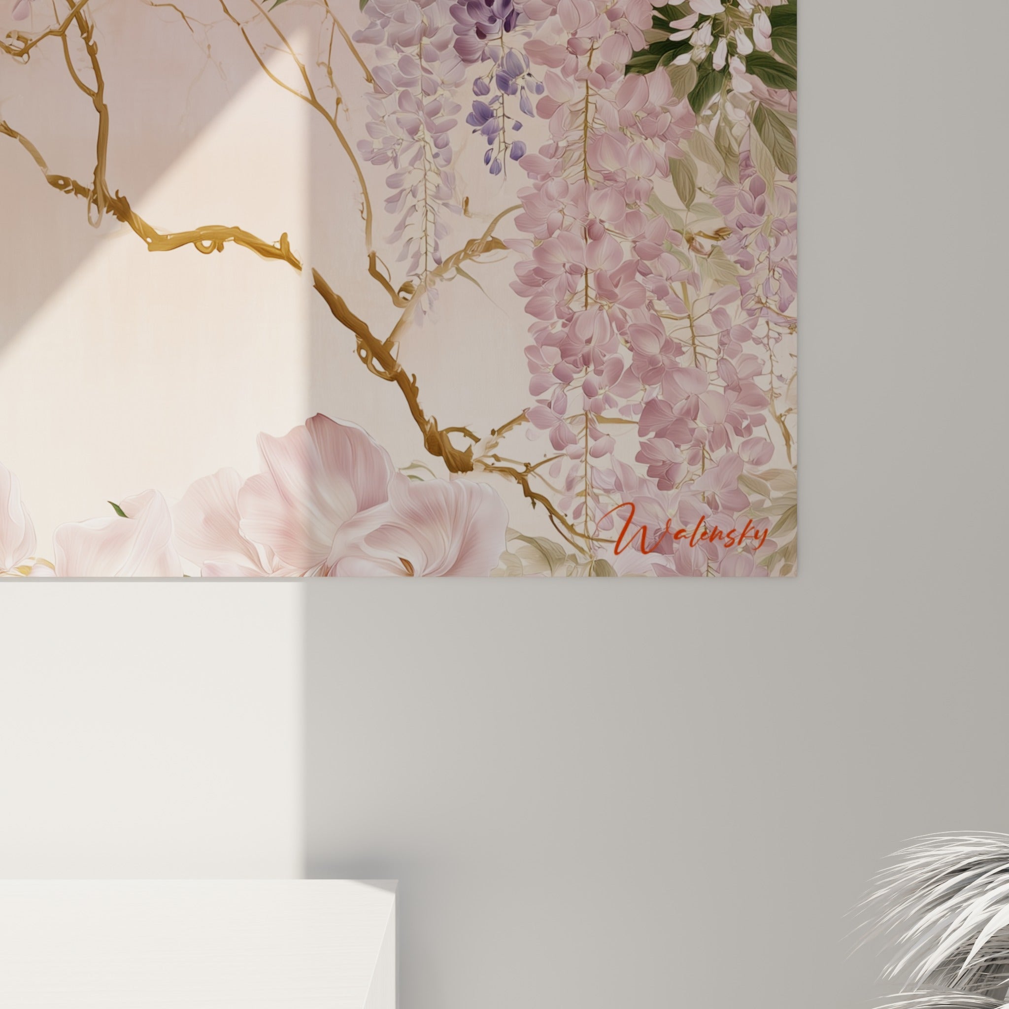 Détail des pétales de glycine mauve et branches dorées, texture picturale rose et violette rapprochée