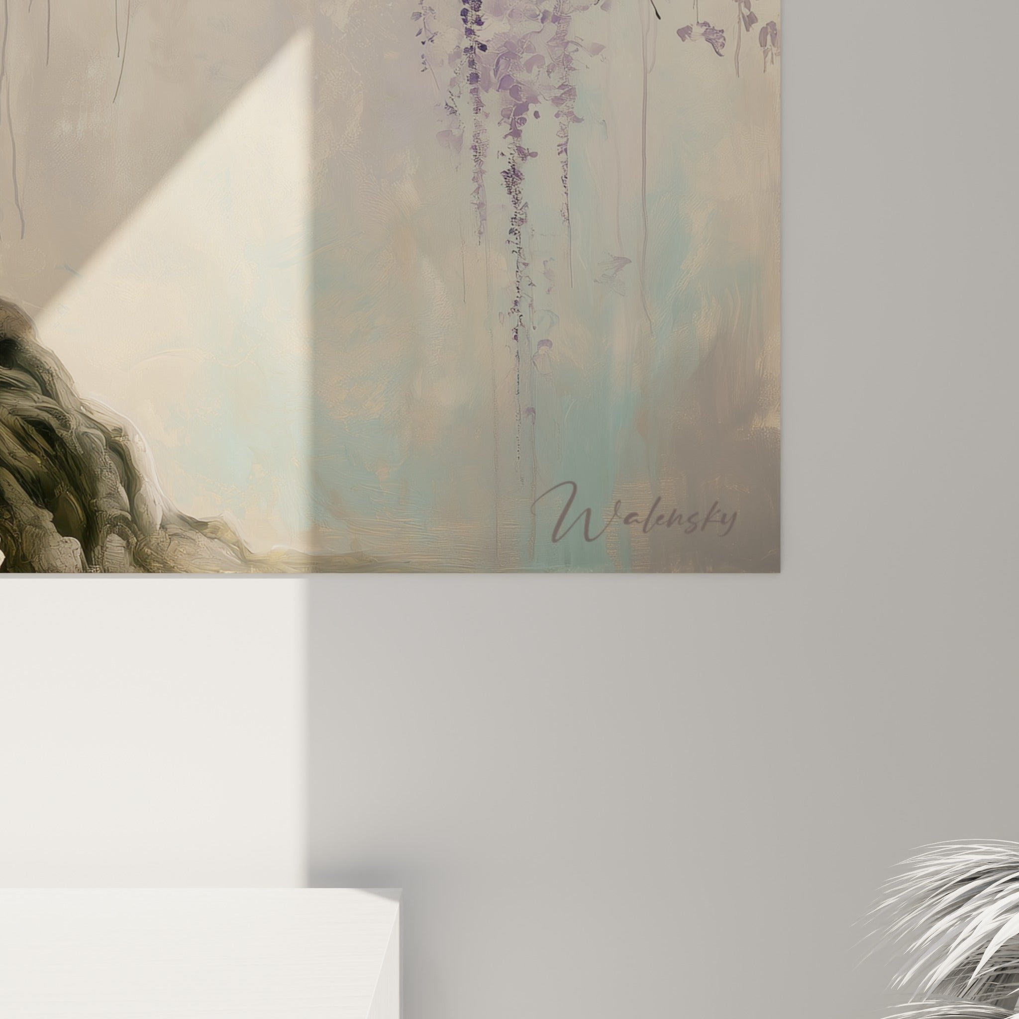Détail des pétales violets et blancs de la glycine, texture peinte et coulures près du tronc sombre