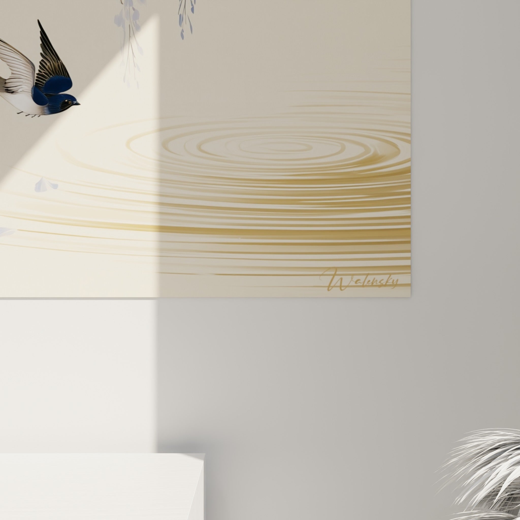 Détail des grappes mauves et du plumage bleu de l'hirondelle sur fond ivoire texturé