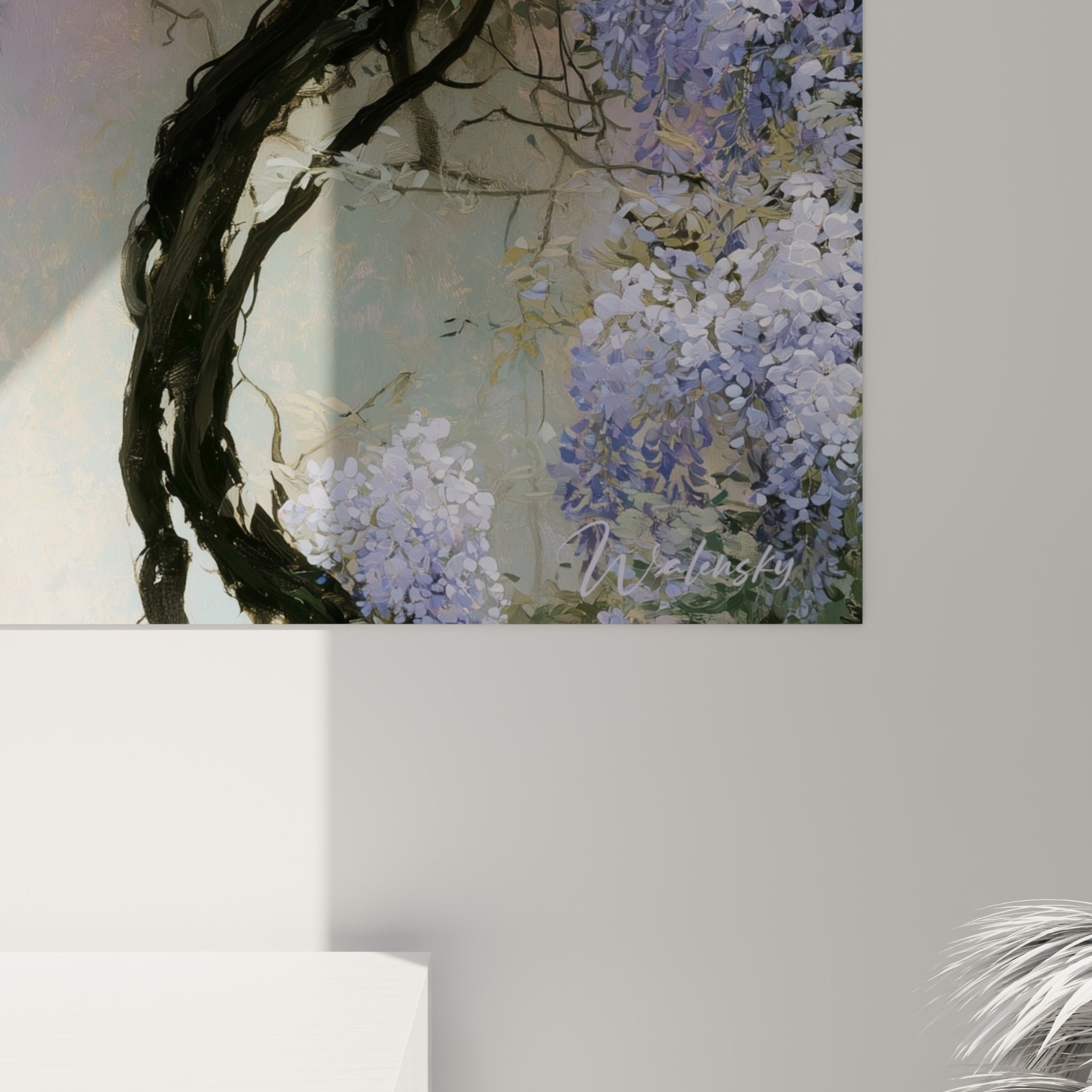 Grain pictural des pétales mauves et du tronc sombre de la glycine, coulures beige et bleu se mêlant