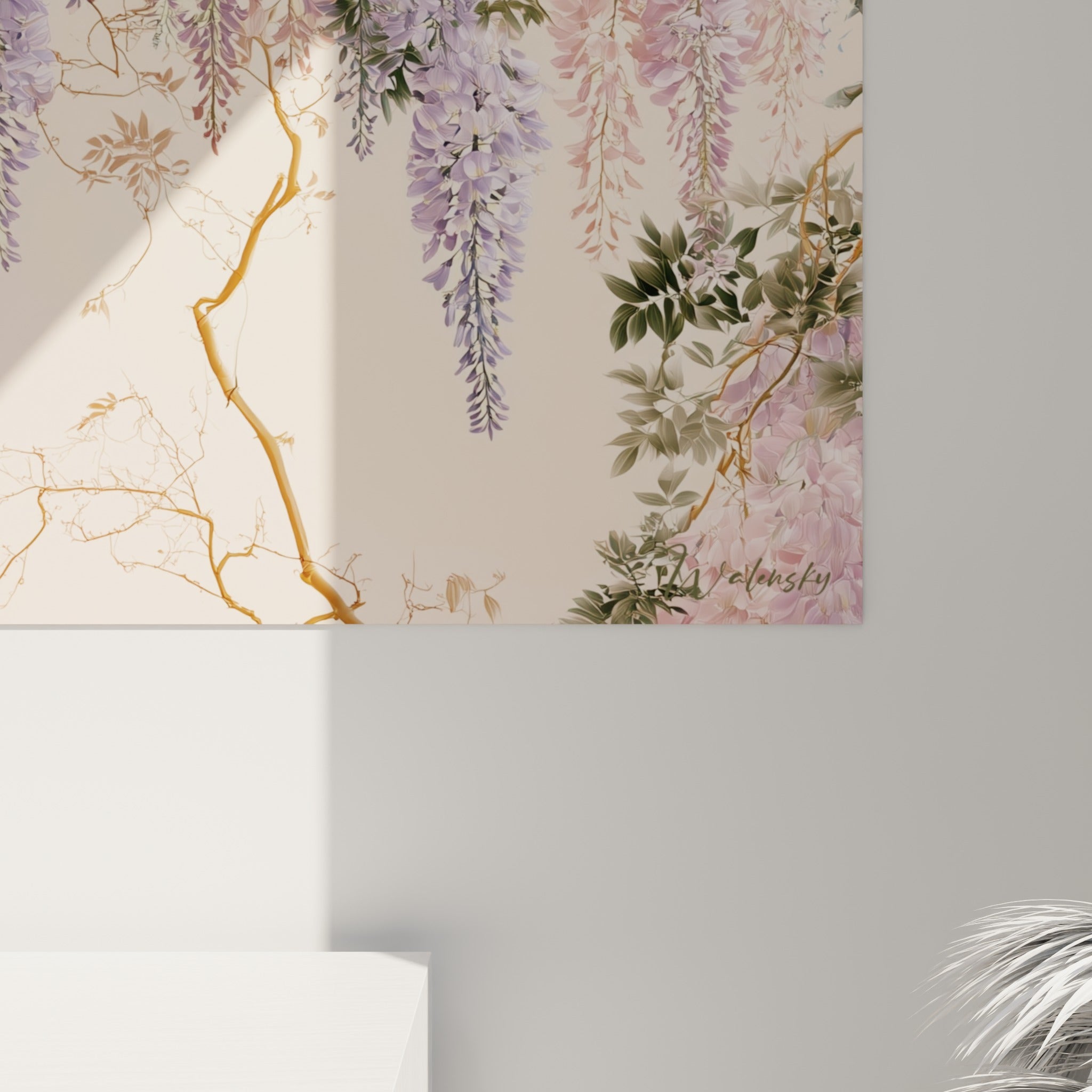 Détail des pétales de glycine rose et violette, grain aquarelle et branches dorées visibles de près