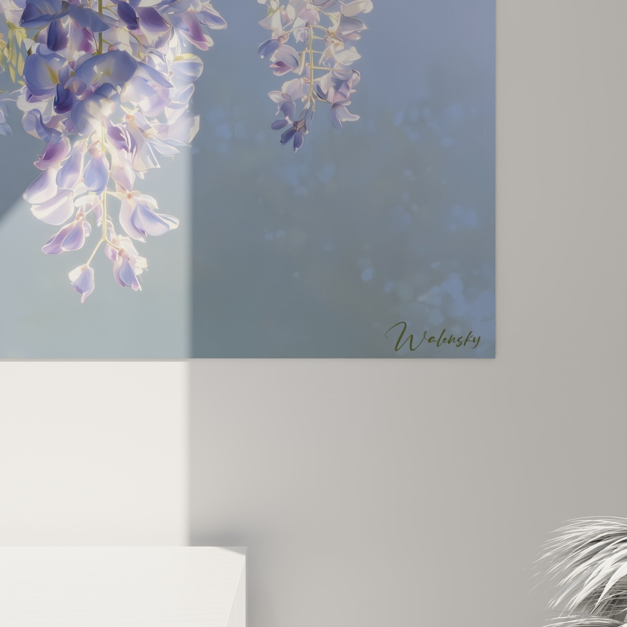 Détail des pétales de glycine mauve nacré et des reflets dorés qui se touchent sur la toile