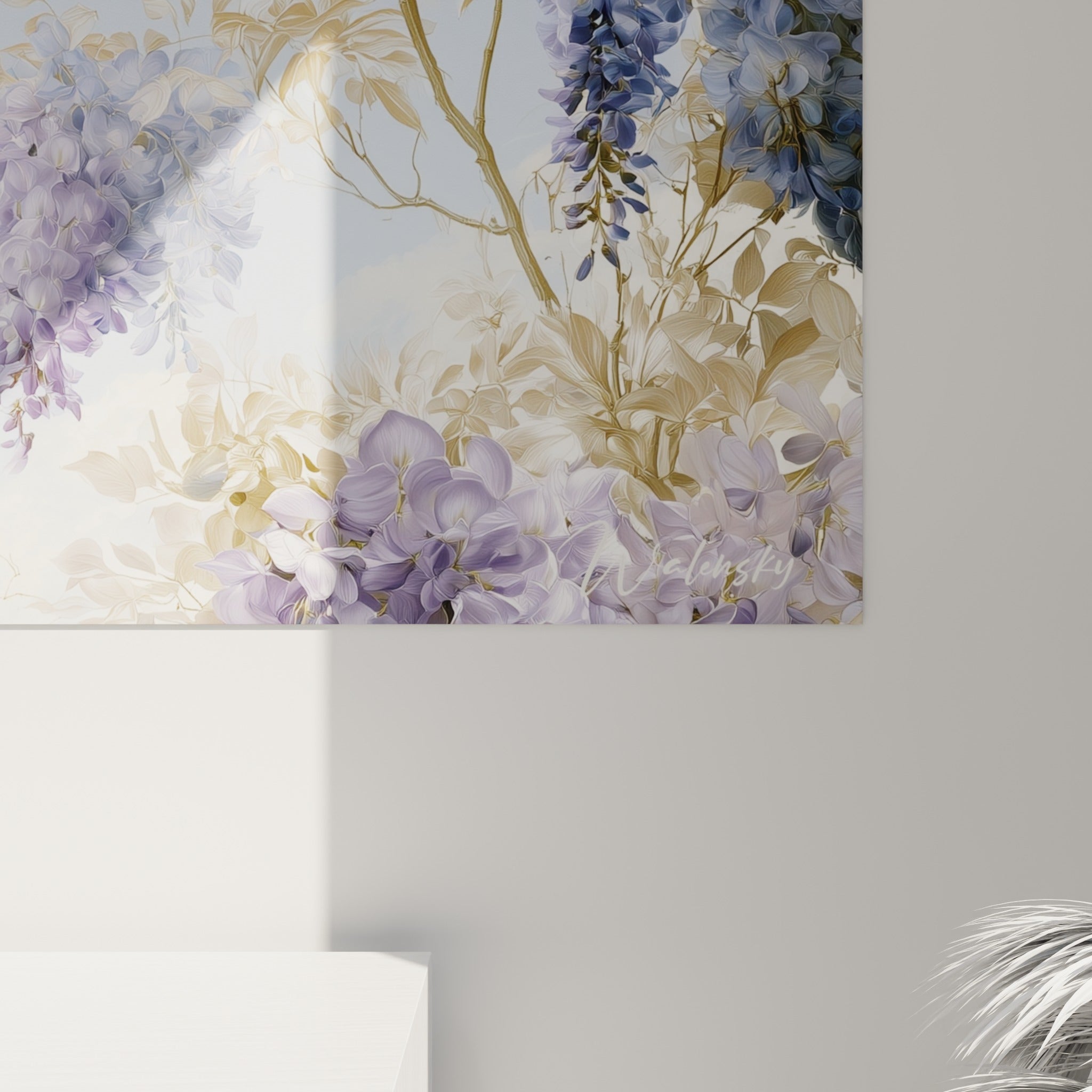Détail des pétales de glycine mauve et des feuillages dorés révélant la finesse du grain pictural