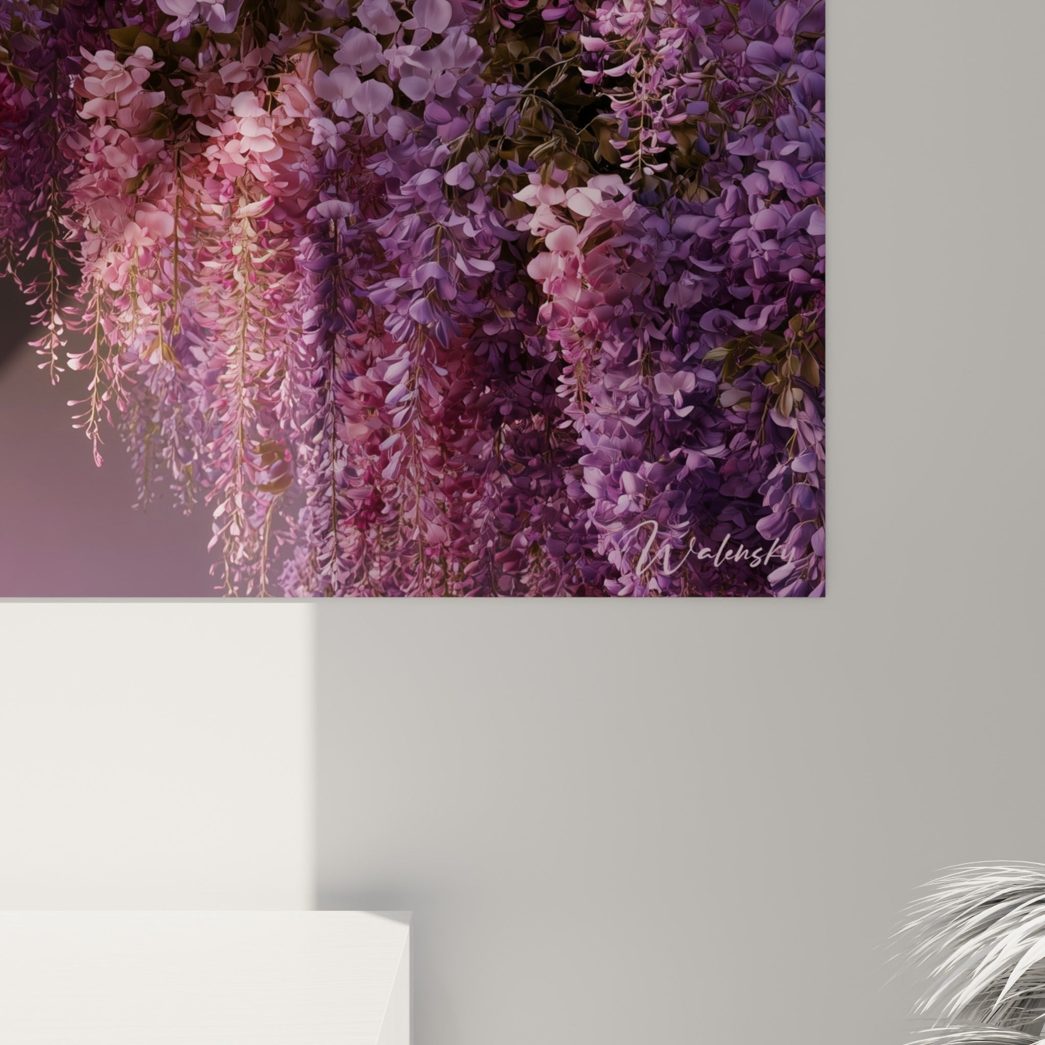 Détail des pétales de glycine rose pâle et violet, texture délicate et coulures de lumière visibles