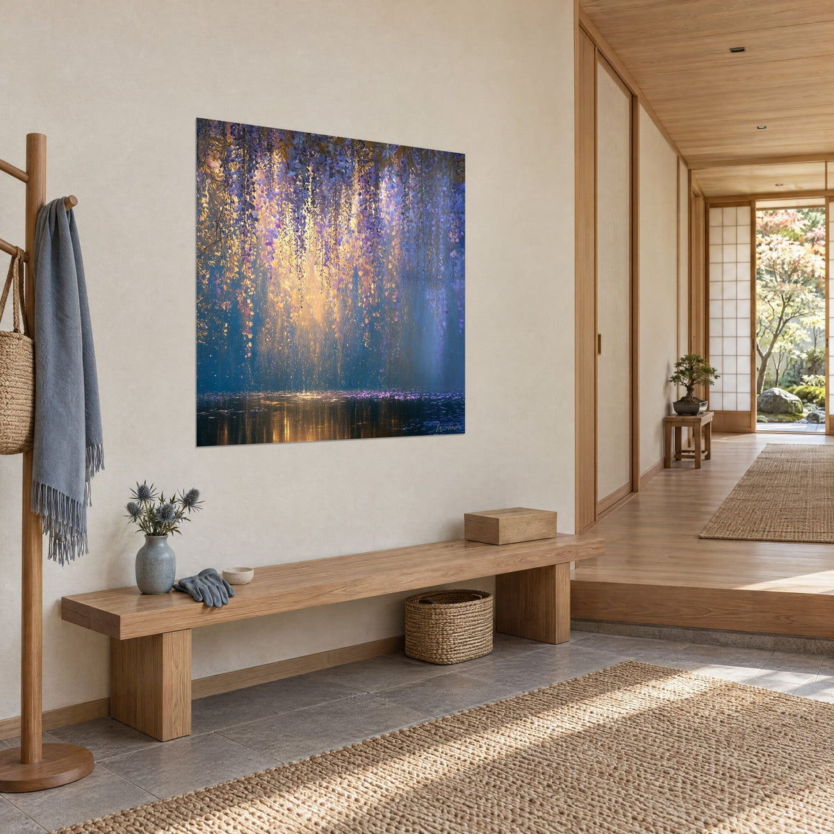 Quadro pioggia di fiori viola e bagliore ambrato su un lago blu notte, parete beige di un corridoio japandi in vista di tre quarti