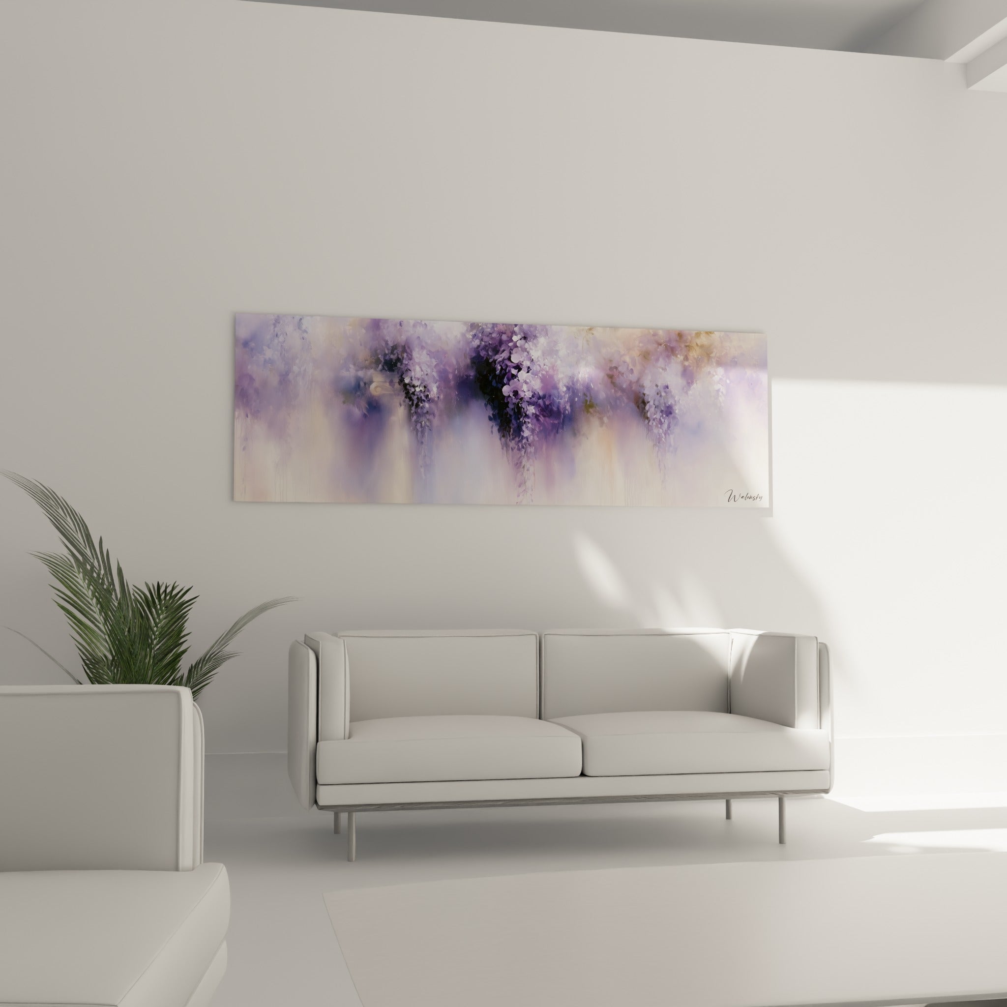 Fleurs de glycine mauve et dorée accrochées au-dessus d'un canapé dans un salon lumineux