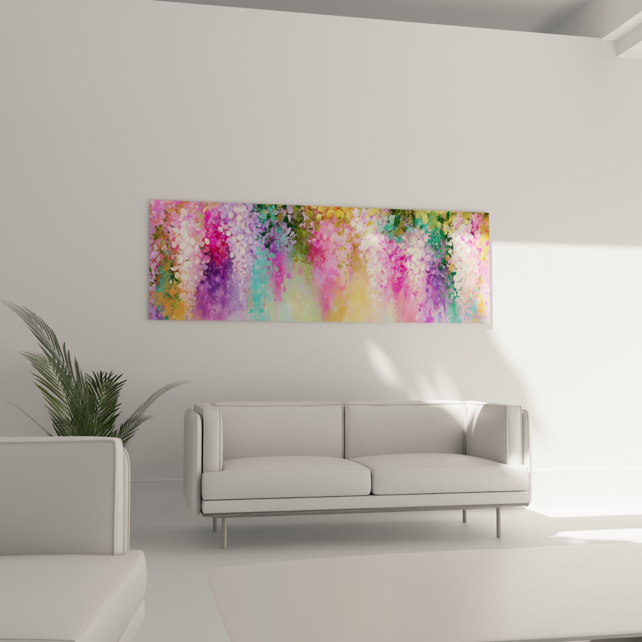 Glycine rose et dorée en pluie de pétales, accrochée au-dessus d'un canapé dans un salon lumineux