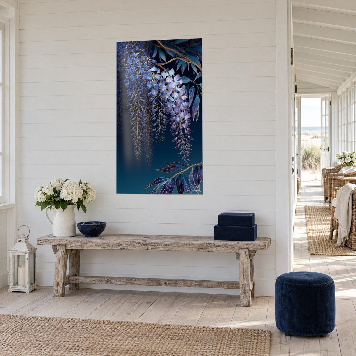 Cuadro de flores de glicinia colgantes sobre fondo nocturno azul petróleo, hojas con bordes dorados, consola de madera, junto al mar