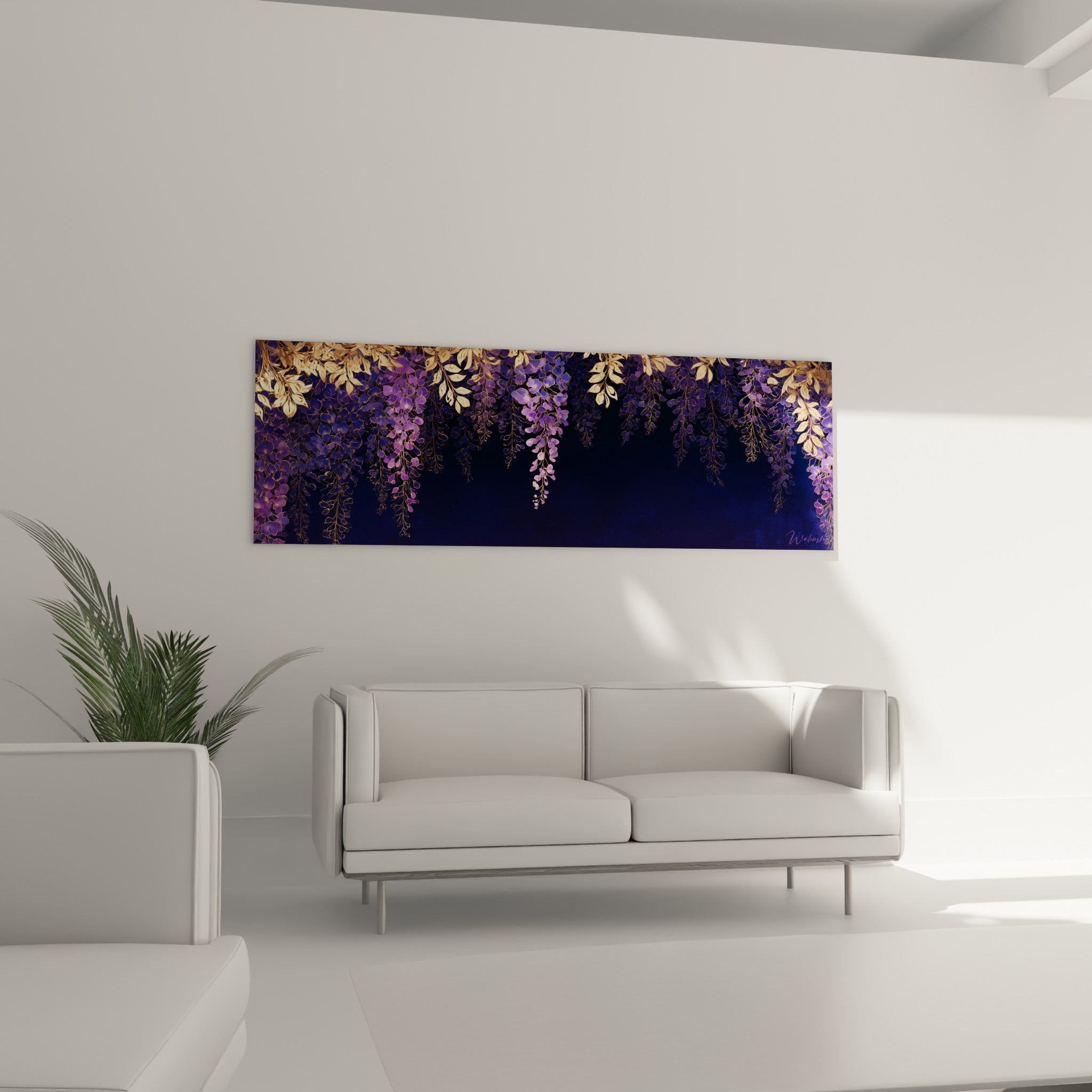 Cascade florale violette et dorée sur fond bleu nuit au-dessus d'un canapé dans un salon lumineux