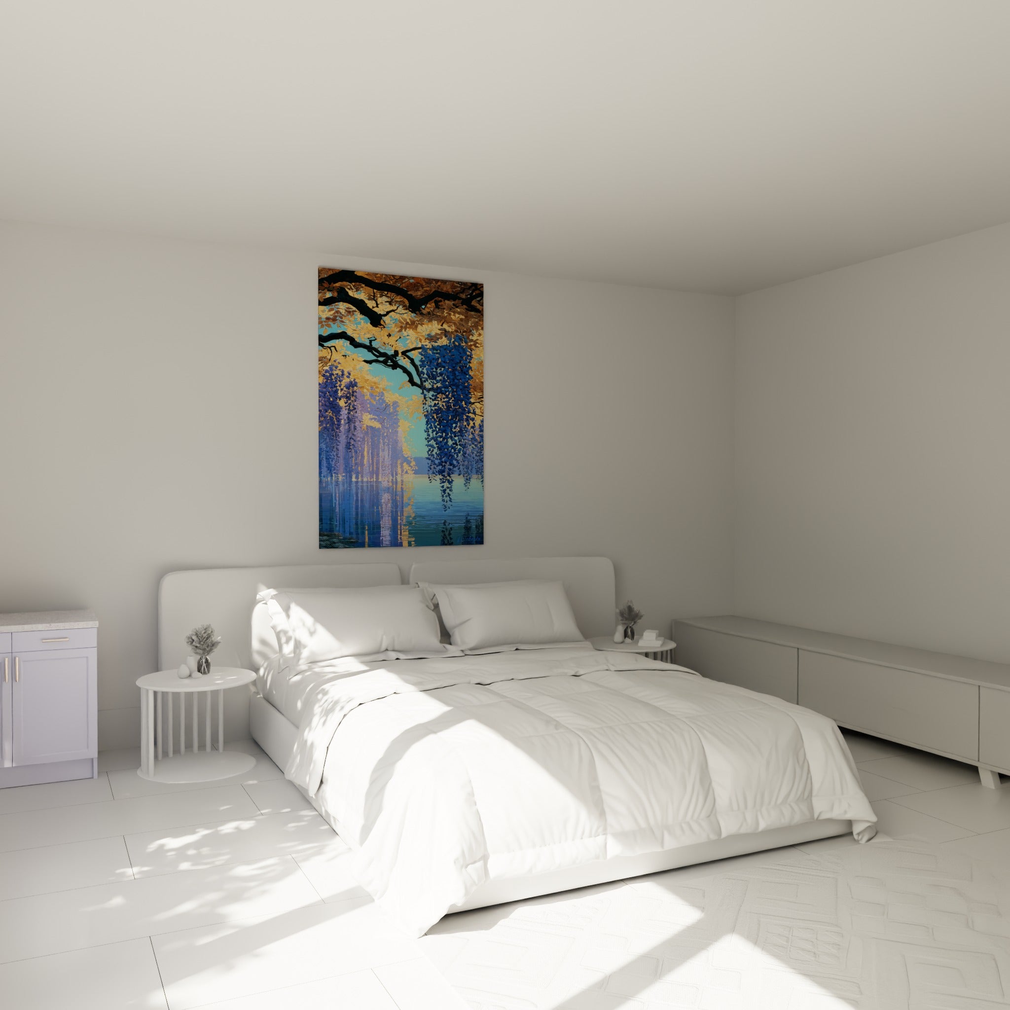 Grappes de glycine dorées et bleu marine tombant au-dessus d'un lit dans une chambre claire