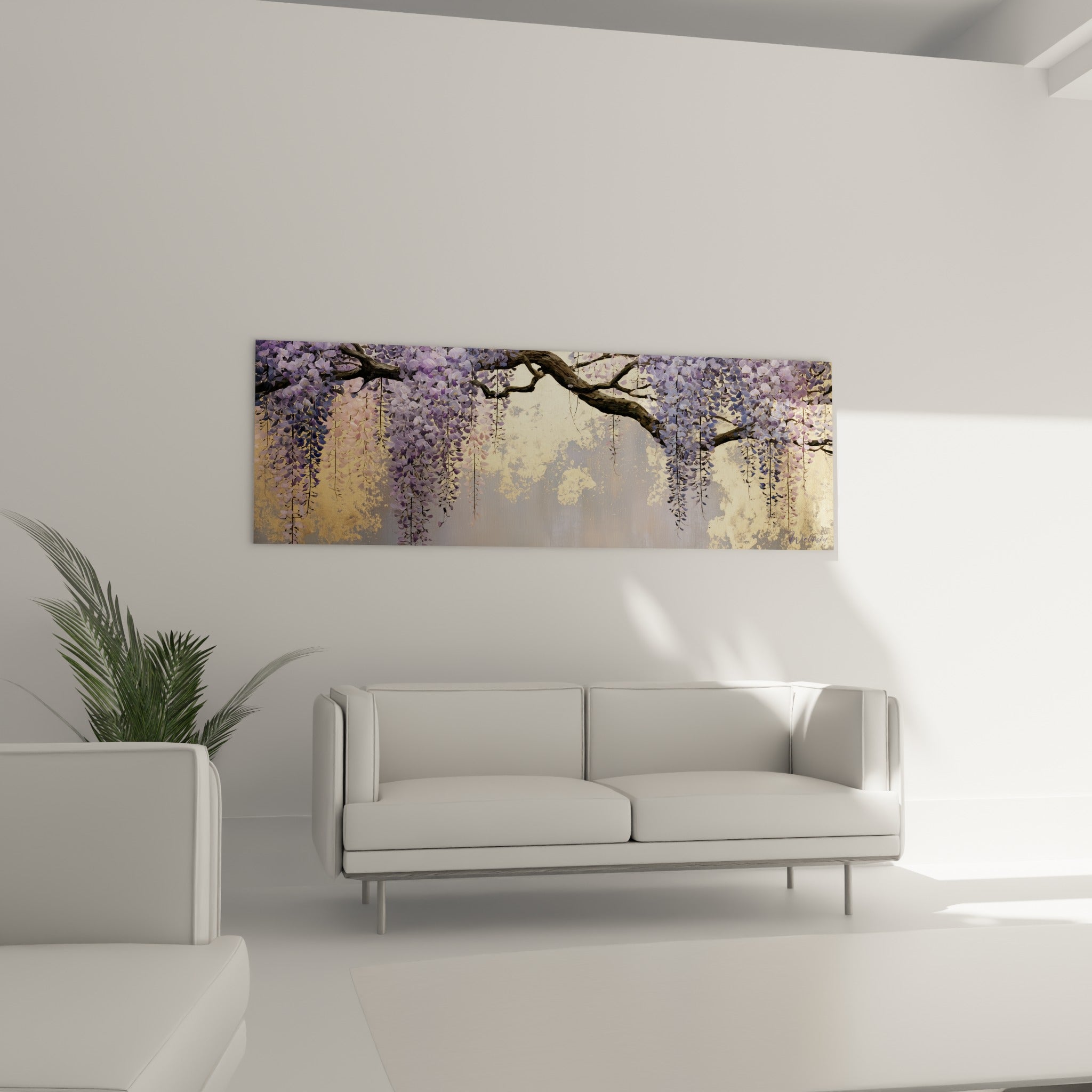 Branche de glycine lilas et or accrochée au-dessus d'un canapé dans un salon lumineux