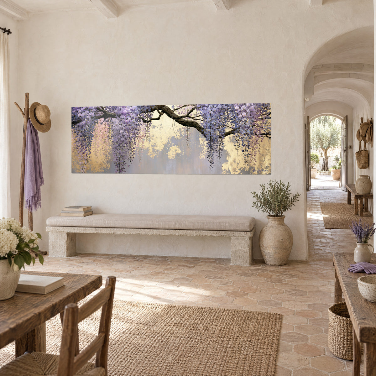 Schilderij bruine tak die buigt onder lila en mauve bloesems, gouden glans erachter, op een witte muur van een Provençaalse boerderij