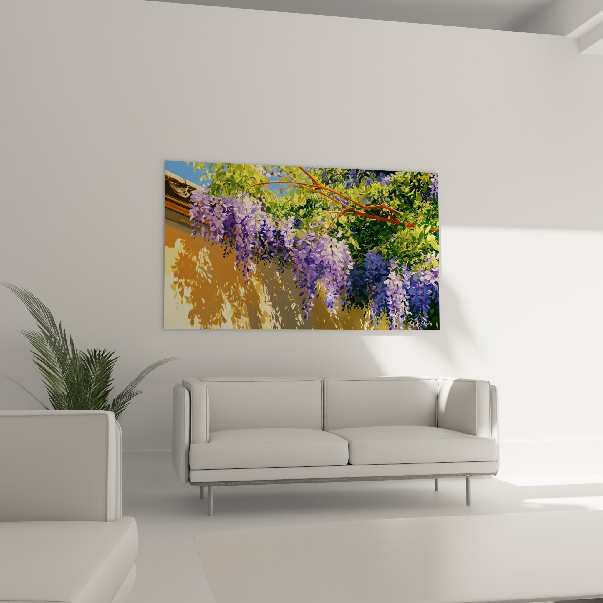 Fleurs de glycine mauve et façade ocre ensoleillée au-dessus d'un canapé dans un salon lumineux