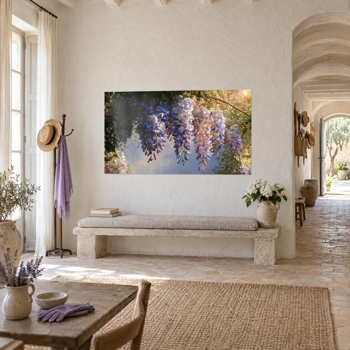 Quadro cascata di fiori viola e crema su cielo azzurro pallido, vista di tre quarti, casale provenzale e pietra chiara