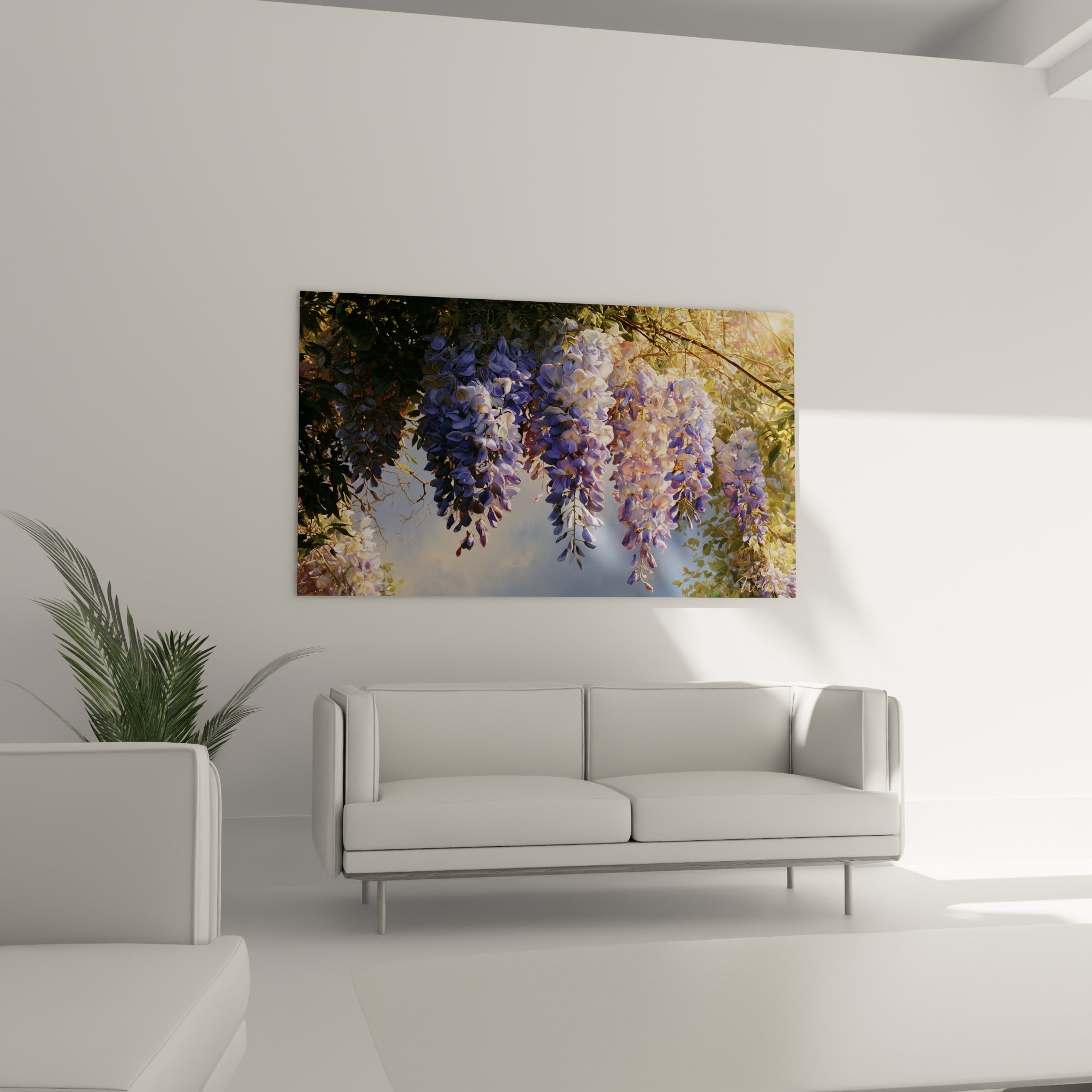Fleurs de glycine lilas et blanches sous un feuillage vert accrochées au-dessus d'un canapé dans un salon lumineux