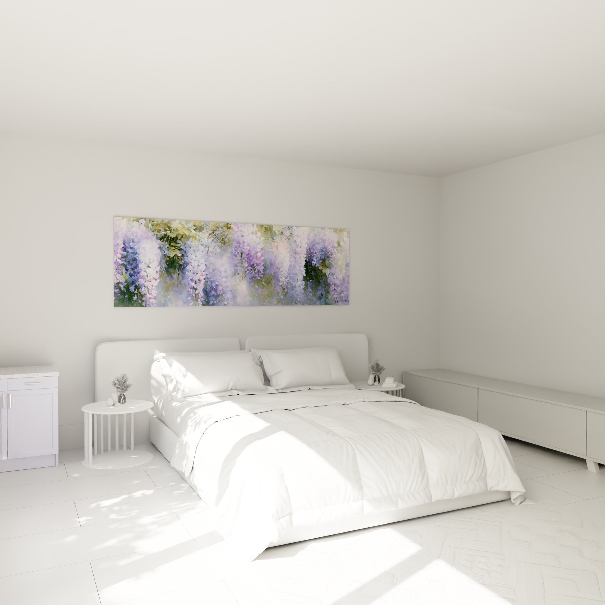 Grappes de glycine mauve et blanche accrochées au-dessus d'un lit dans une chambre claire
