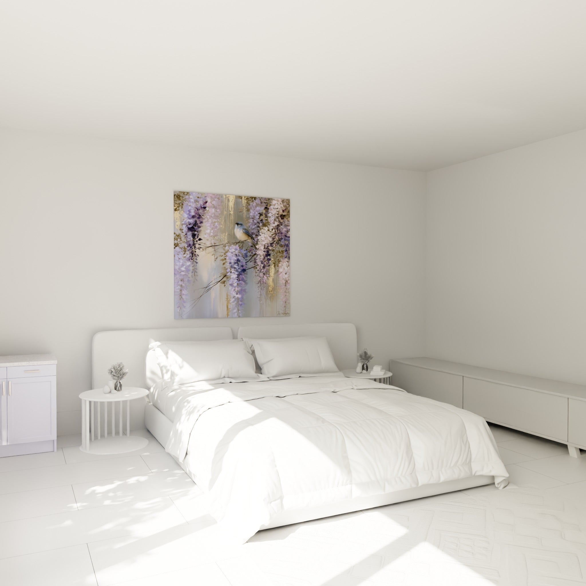 Petit oiseau bleu niché parmi les fleurs violettes, accroché au-dessus d'un lit dans une chambre claire