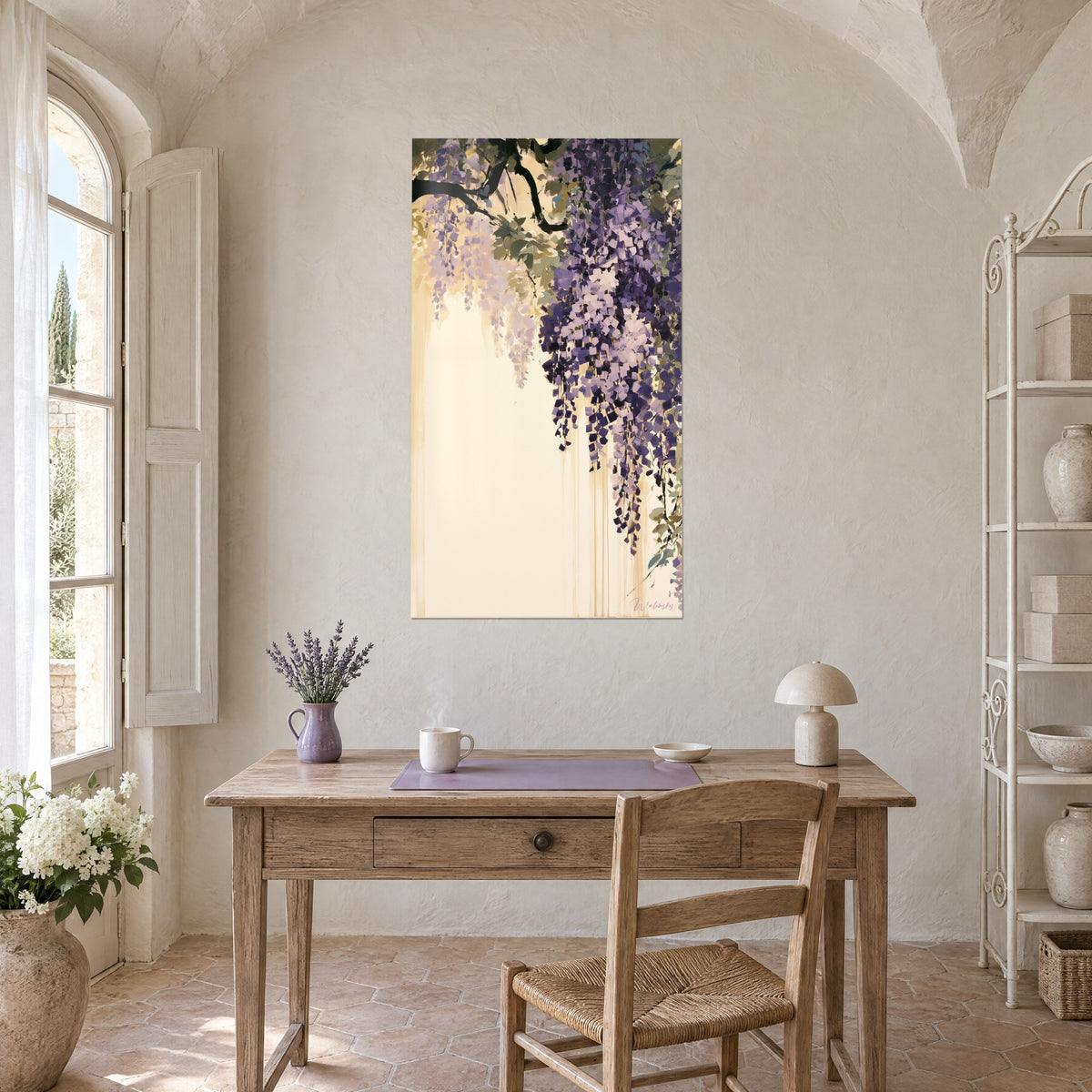 Quadro pergola fiorita a pennellate di spatola viola e verdi, sfondo crema dorato, appeso sopra una scrivania in legno chiaro