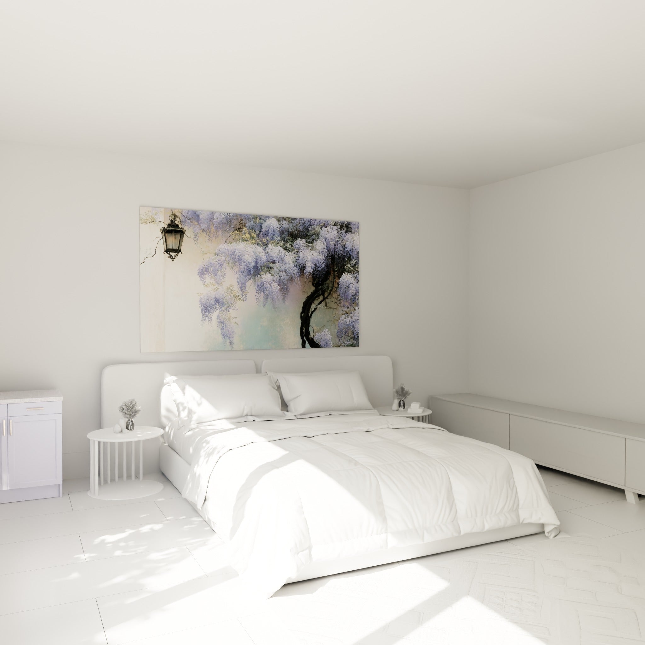 Grappes de glycine lilas et blanche, lanterne ancienne, au-dessus d'un lit dans une chambre claire