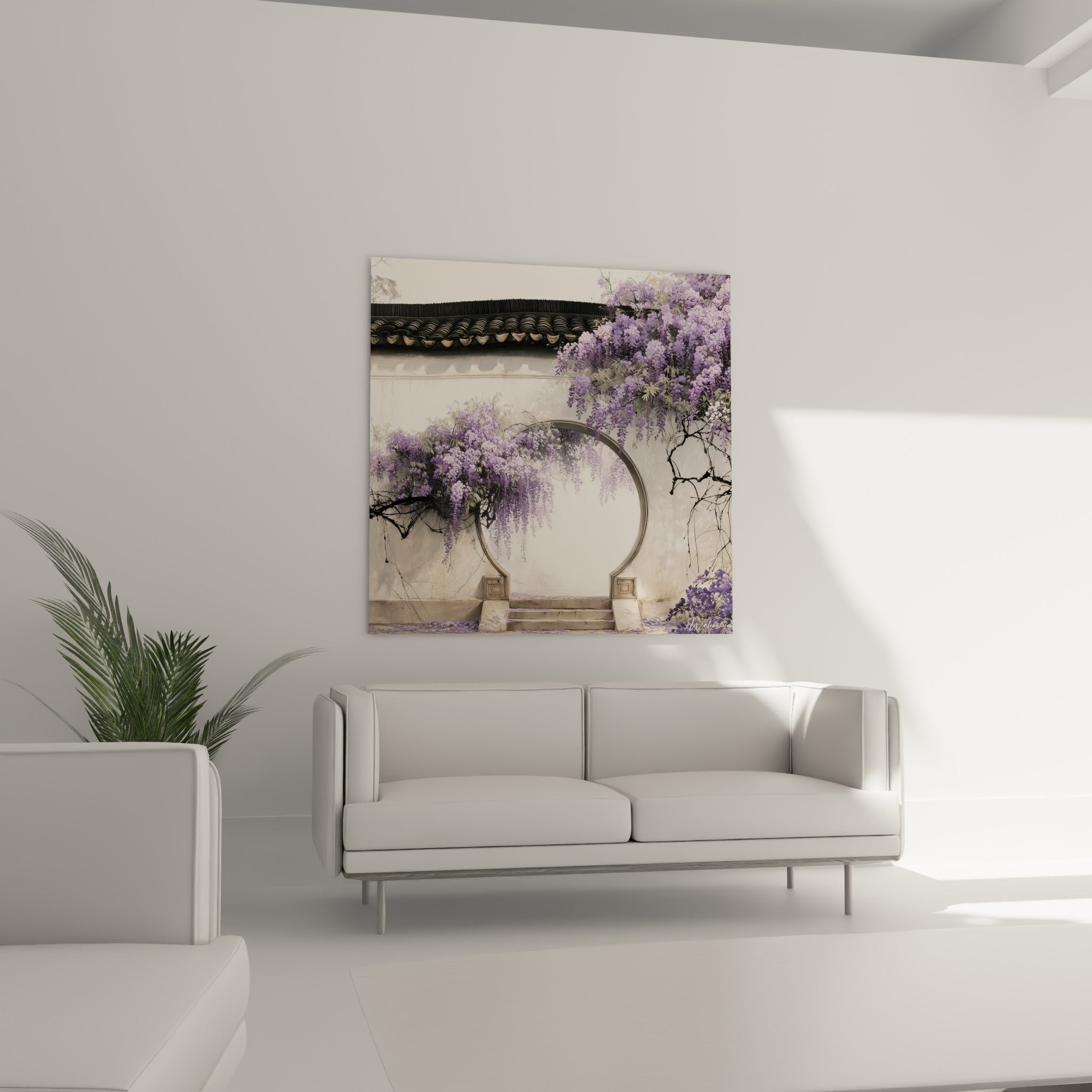 Fleurs de glycine violettes tombant sur mur crème, au-dessus d'un canapé dans un salon lumineux