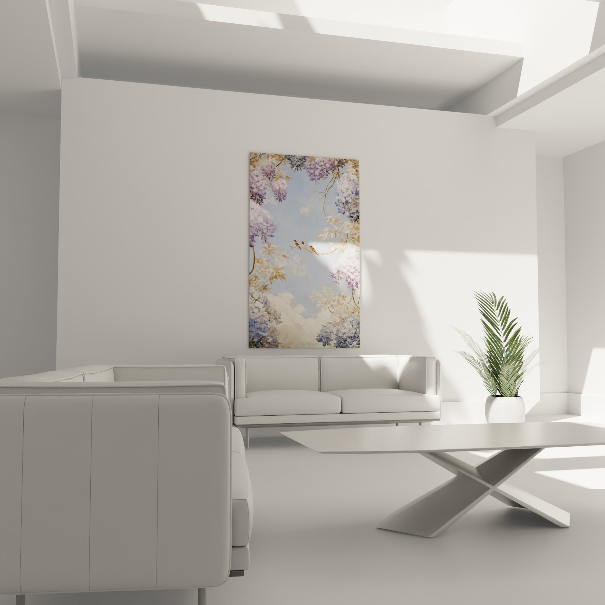 Grappes de glycine lilas et blanches encadrant un ciel bleu, au-dessus d'un canapé dans un salon lumineux