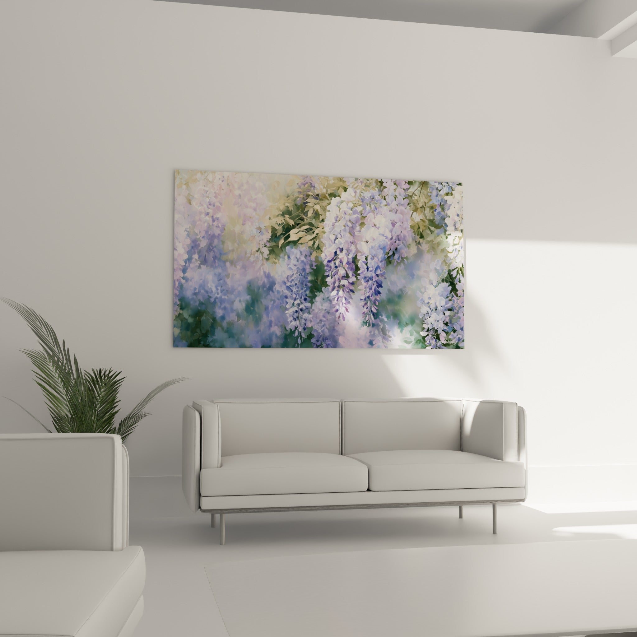 Fleurs de glycine lilas et vert olive accrochées au-dessus d'un canapé dans un salon lumineux