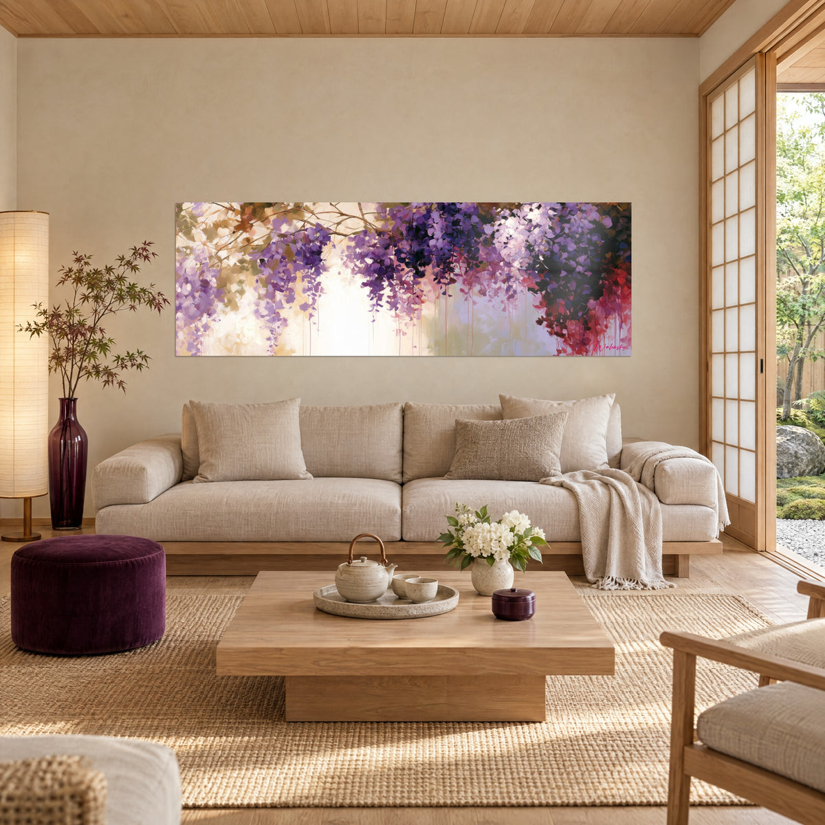 Cuadro con racimos de glicinia violetas y lilas en cascada, goteos púrpura, sobre un sofá en un salón luminoso