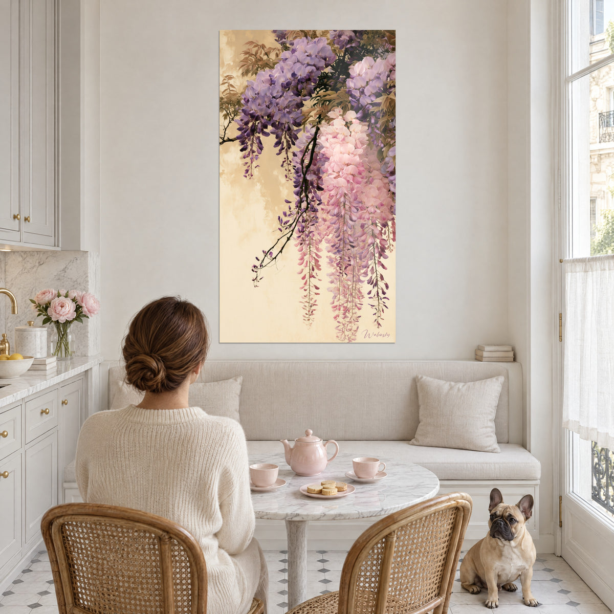 Quadro ramo di glicine con petali rosa e malva su fondo sabbia, donna di spalle a un tavolo bianco, bulldog, momento di vita haussmanniana