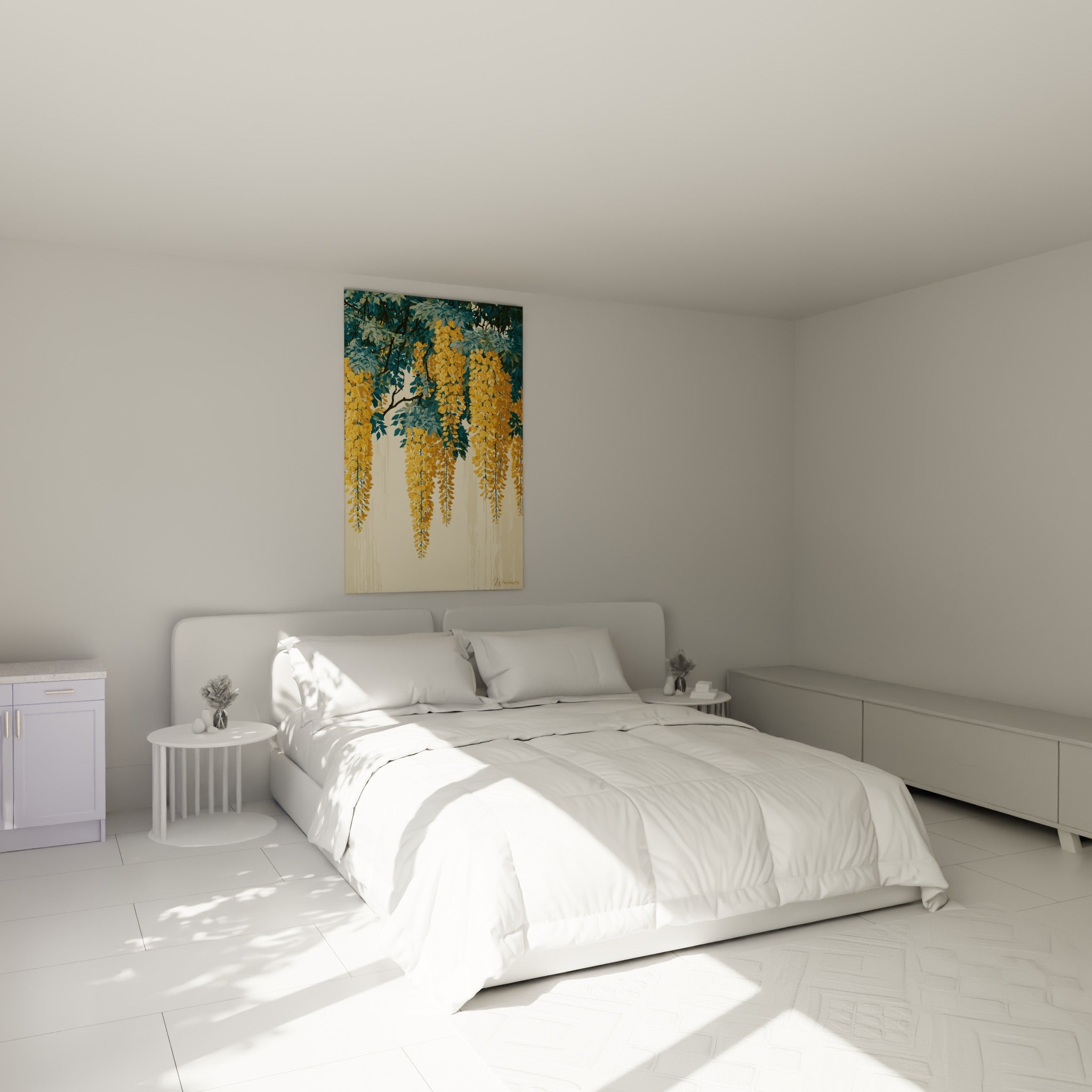 Fleurs de glycine dorées et feuillage bleu turquoise accrochées au-dessus d'un lit dans une chambre claire.