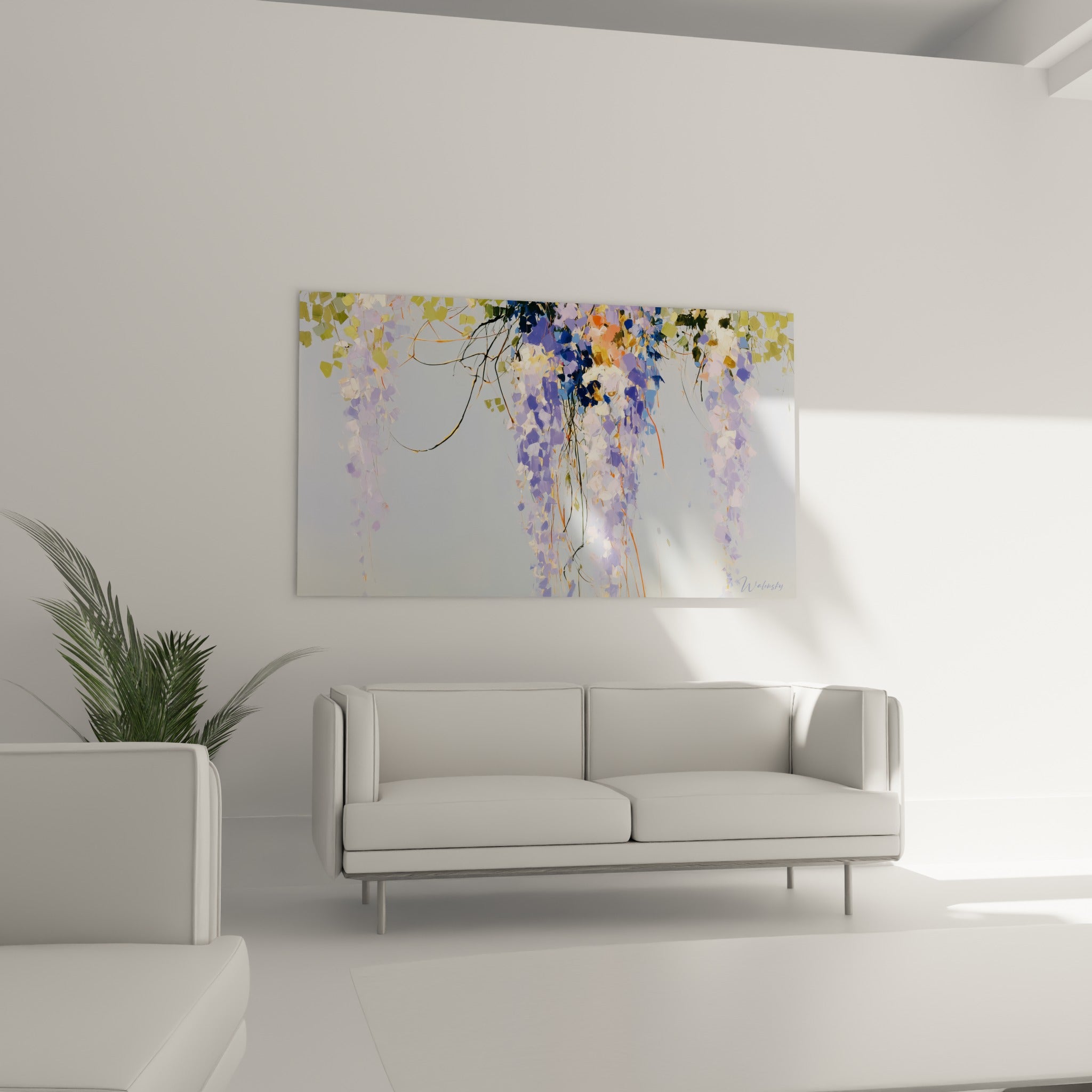 Fleurs de glycine mauve et orangé retombant au-dessus d'un canapé dans un salon lumineux