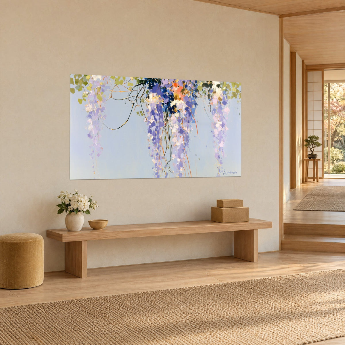 Schilderij met een lila en marineblauwe bloemenwaterval, bloemblaadjes met het palet mes geschilderd op een parelgrijze lucht, aan de muur van een japandi gang in licht hout