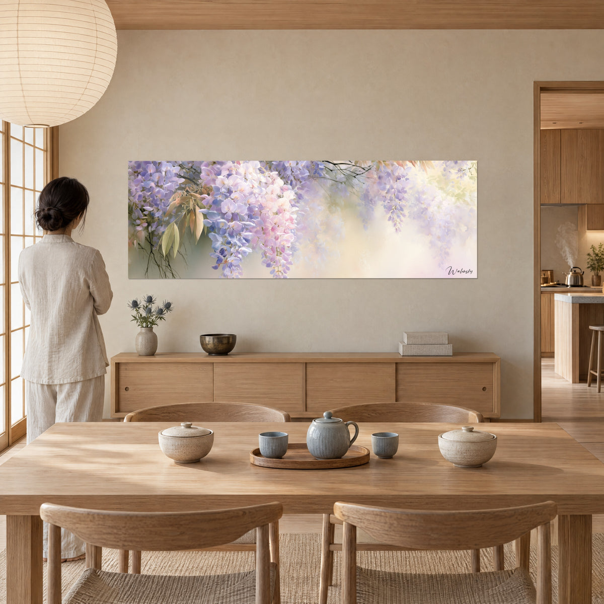 Gemälde Wisteria-Blüten in Blau-Violett und zartem Rosa, von einem braunen Ast herabhängend, cremefarbener Dunst, vor einer Frau im weißen Pyjama von hinten