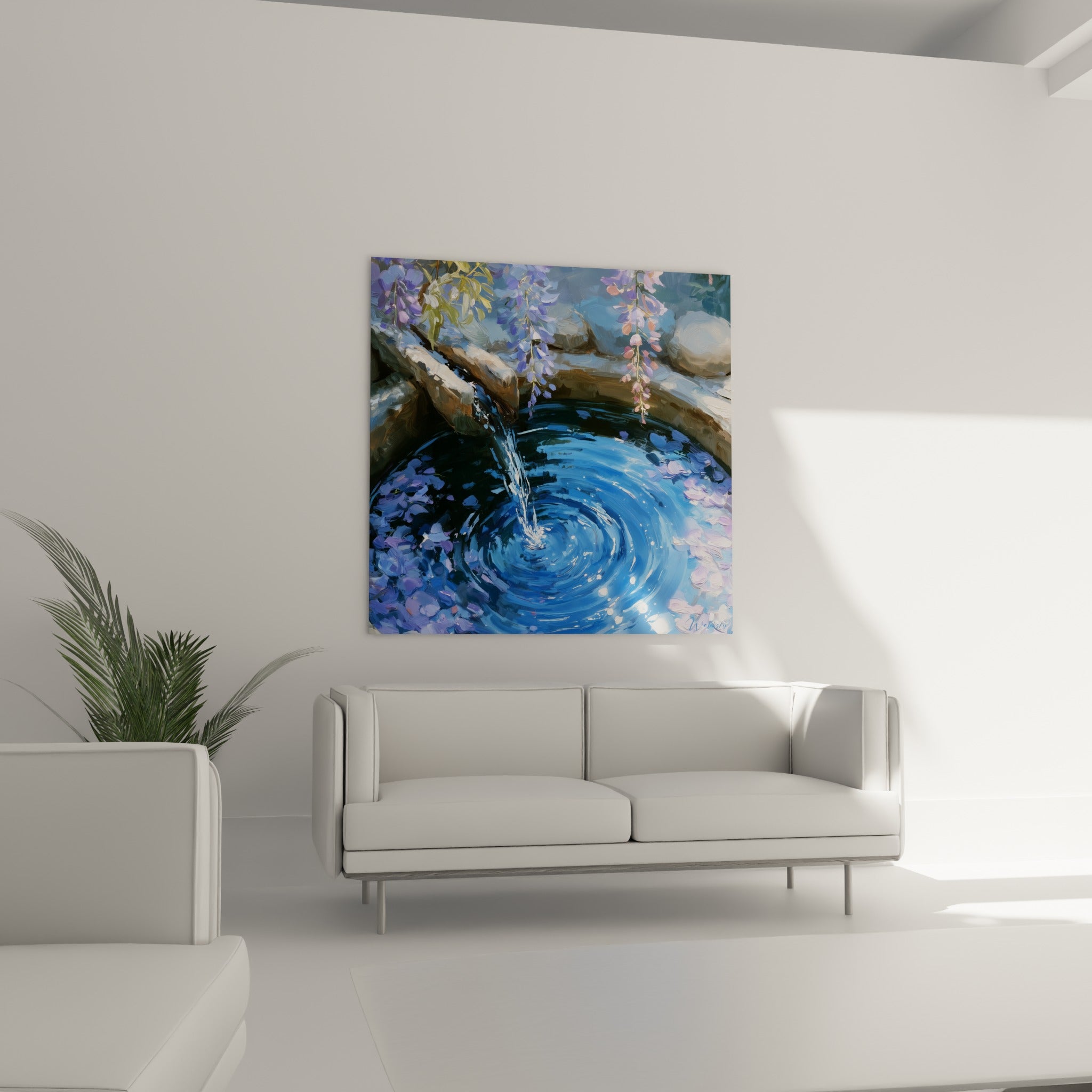 Bassin bleu marine bordé de fleurs de glycine rose au-dessus d'un canapé dans un salon lumineux