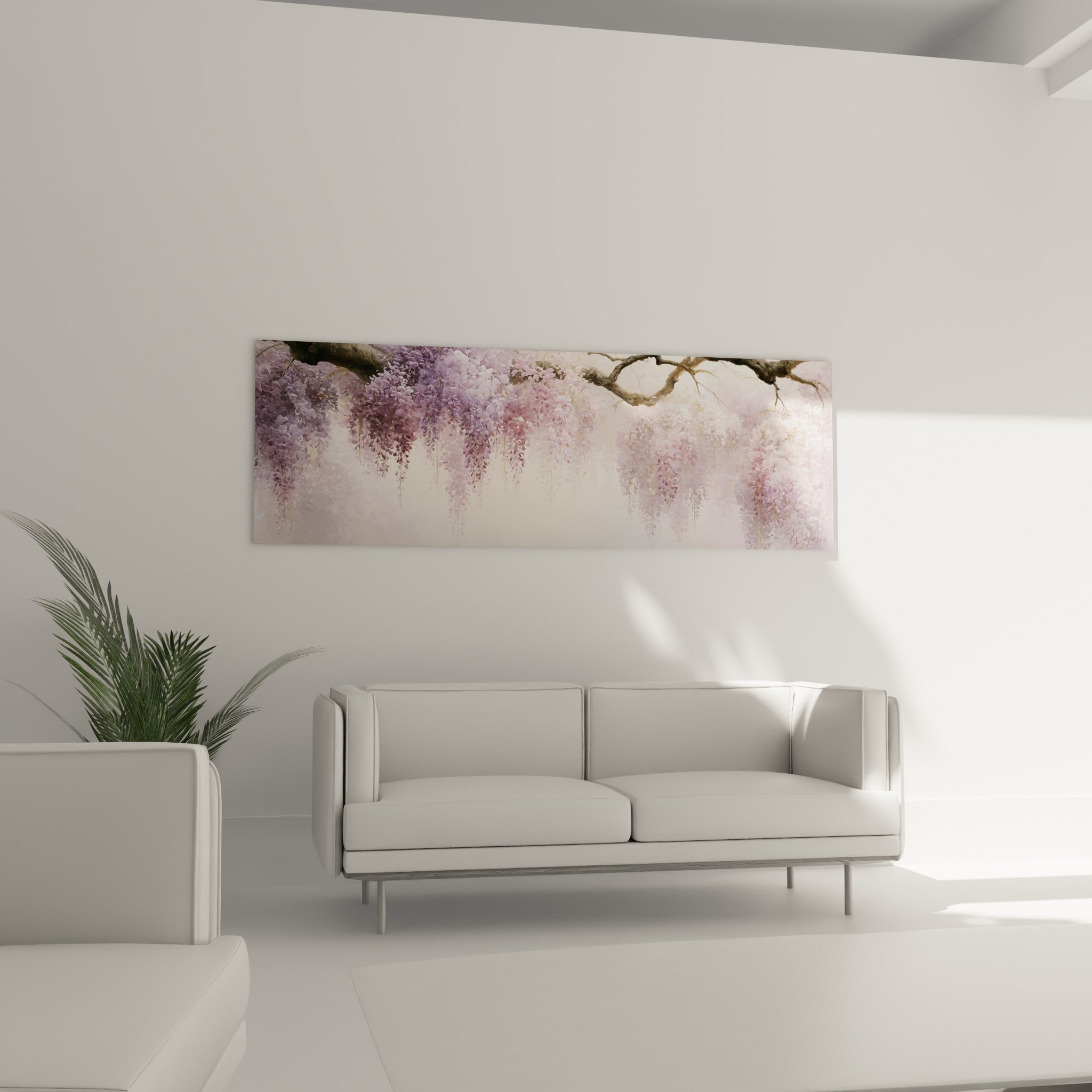 Branche fleurie de glycine aux tons lilas et roses accrochée au-dessus d'un canapé dans un salon lumineux