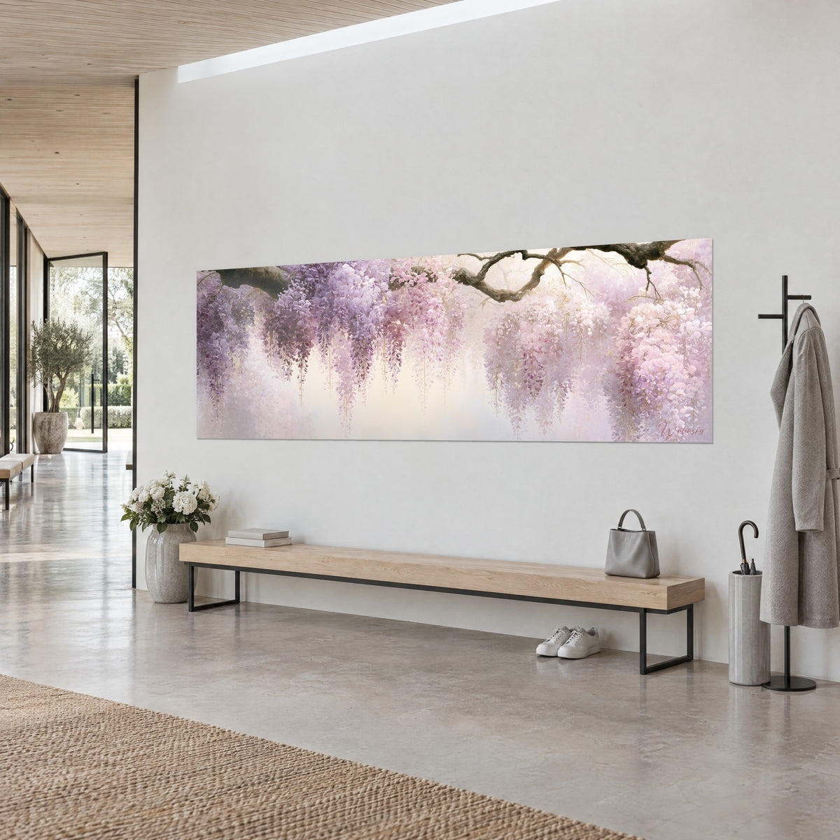 Quadro cascata di fiori lilla pendenti da un ramo marrone spesso su sfondo crema lattiginoso, ingresso luminoso con panca in legno