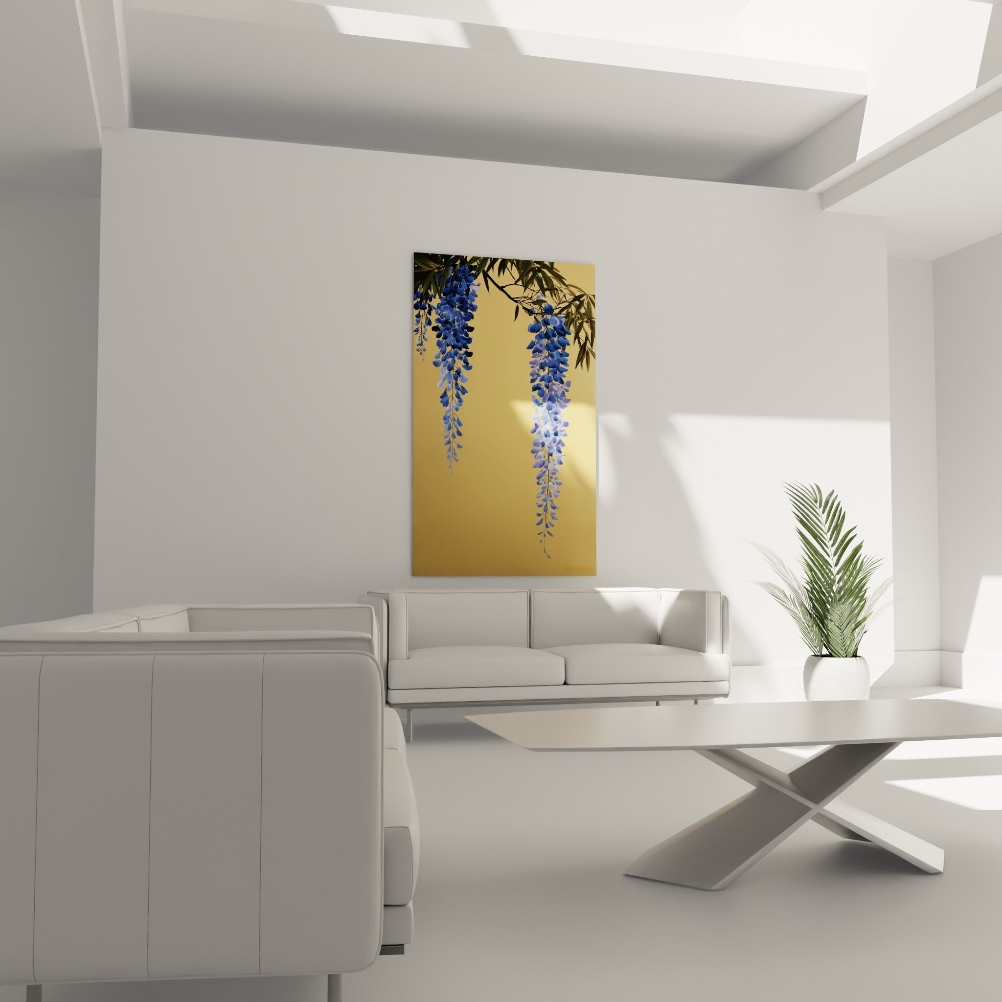 Fleurs de glycine bleu marine sur fond ocre accrochées au-dessus d'un canapé dans un salon lumineux
