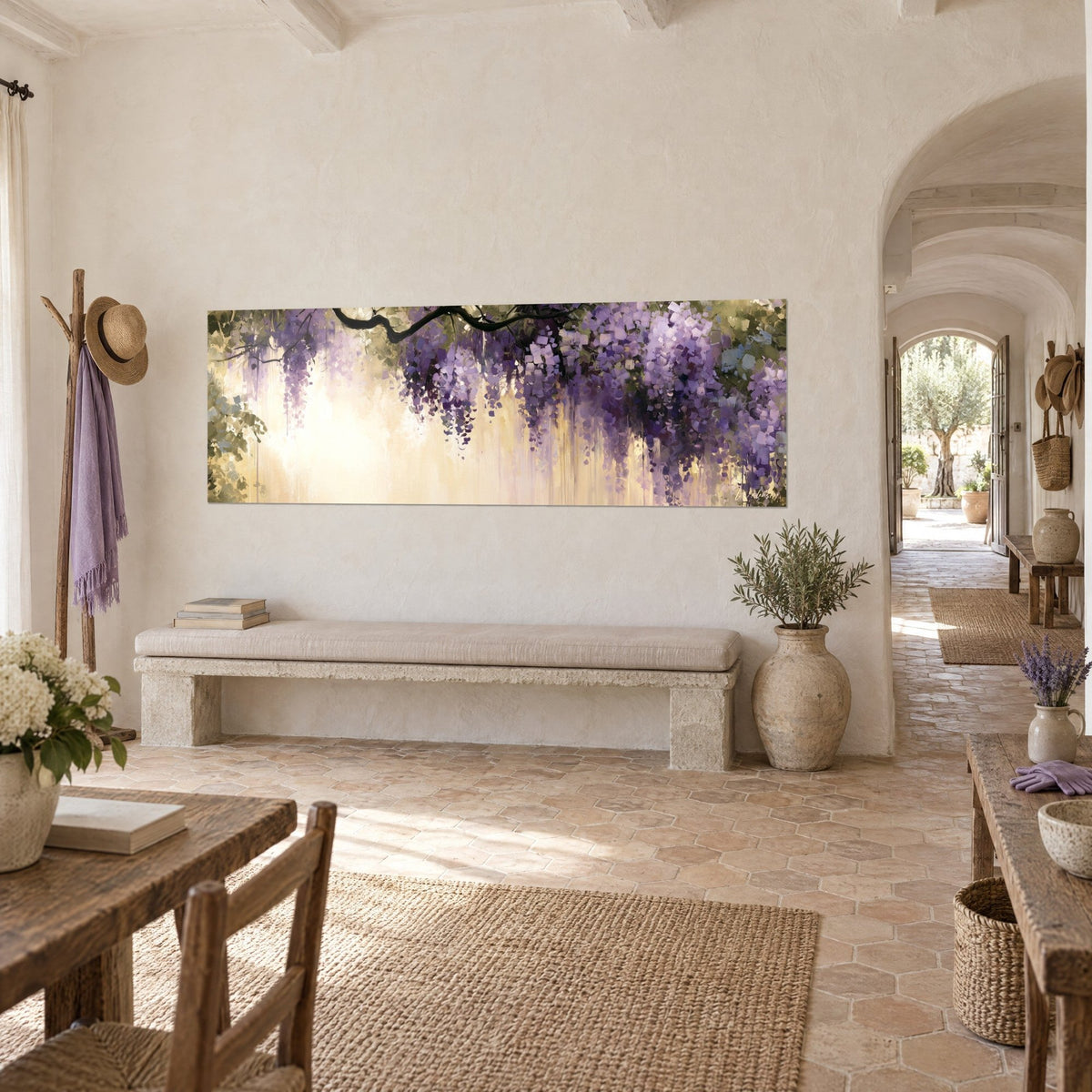 Πίνακας πέργκολα με wisteria σε λιλά και μοβ αποχρώσεις πάνω σε ωχρό ώχρα φόντο, ασβεστωμένος πέτρινος τοίχος, στη θολωτή είσοδο προβηγκιανής αγροικίας