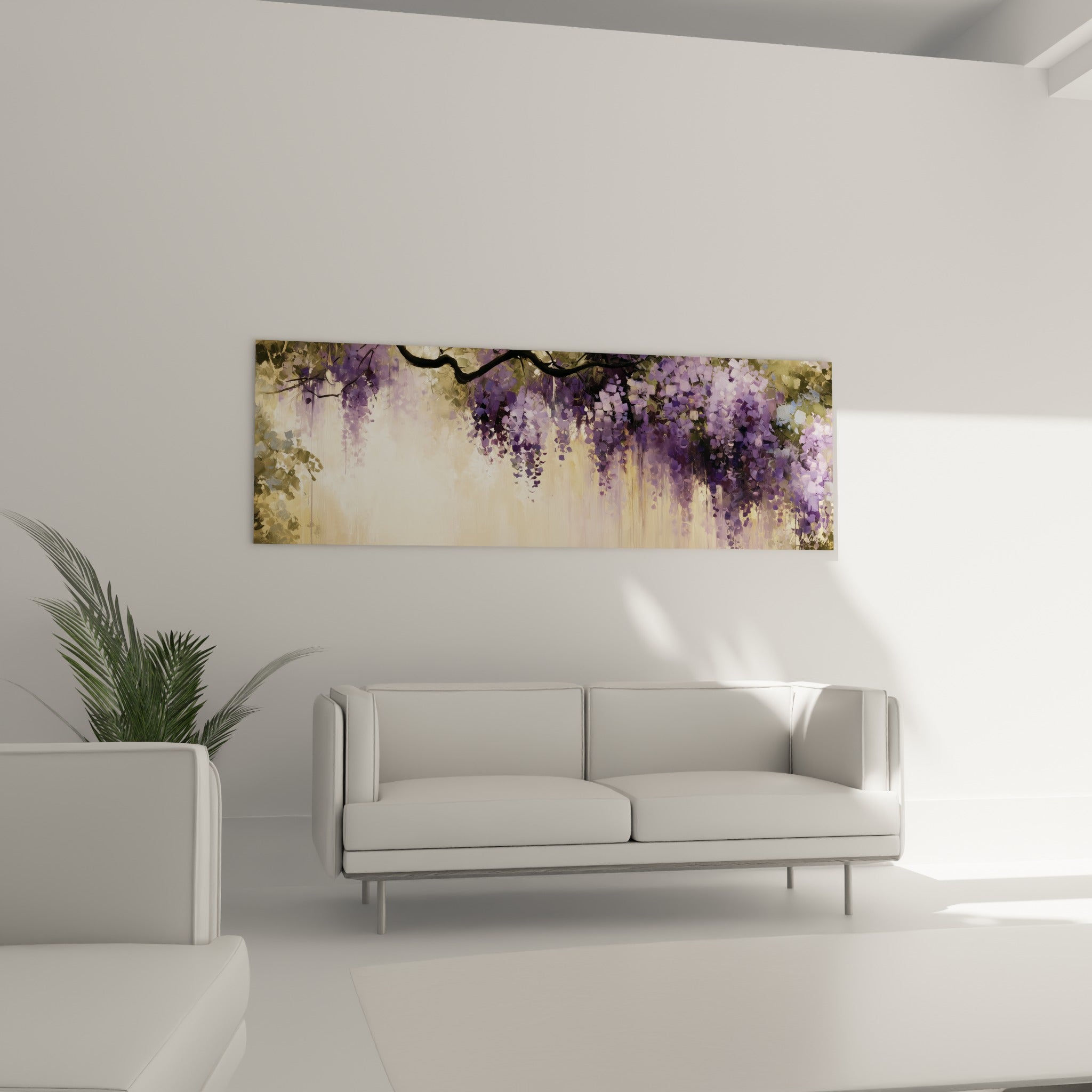 Fleurs de glycine violette et feuillage vert olive suspendus au-dessus d'un canapé dans un salon lumineux
