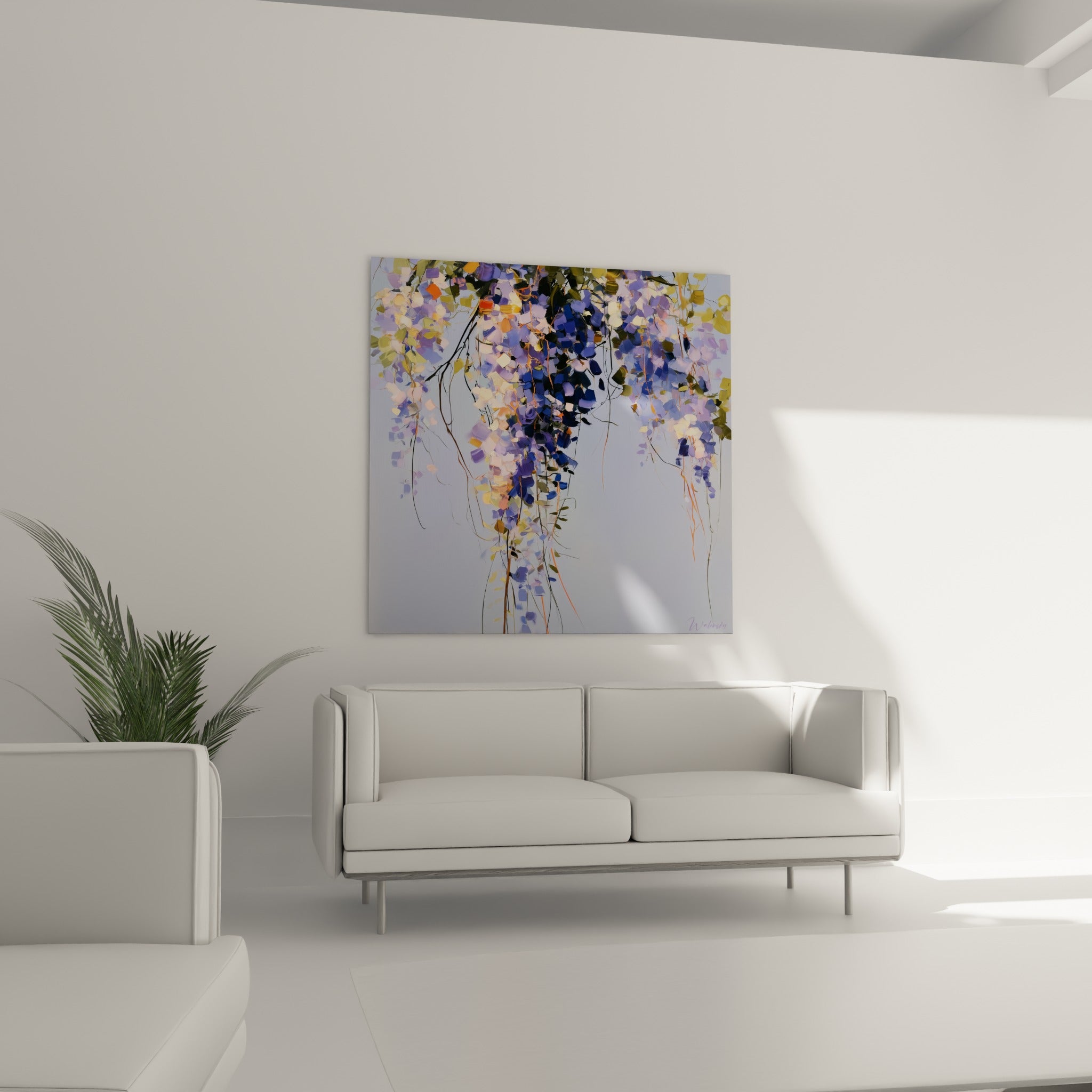 Fleurs de glycine mauve et bleu profond disposées au-dessus d'un canapé dans un salon lumineux
