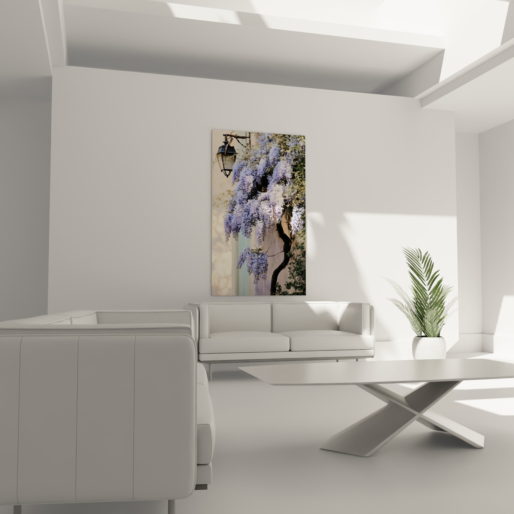 Fleurs de glycine mauve et tronc noueux sombre au-dessus d'un canapé dans un salon lumineux