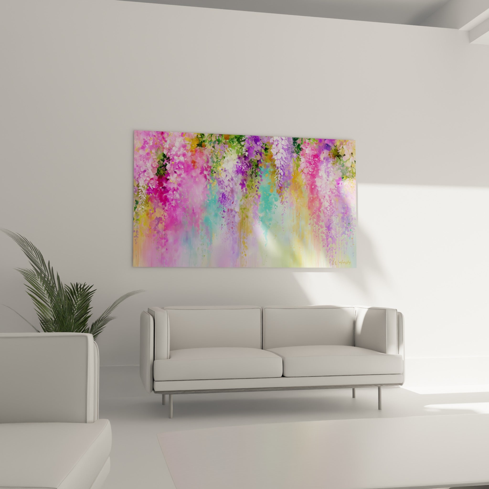 Fleurs de glycine violette et fuchsia en pluie, tableau placé au-dessus d'un canapé dans un salon lumineux