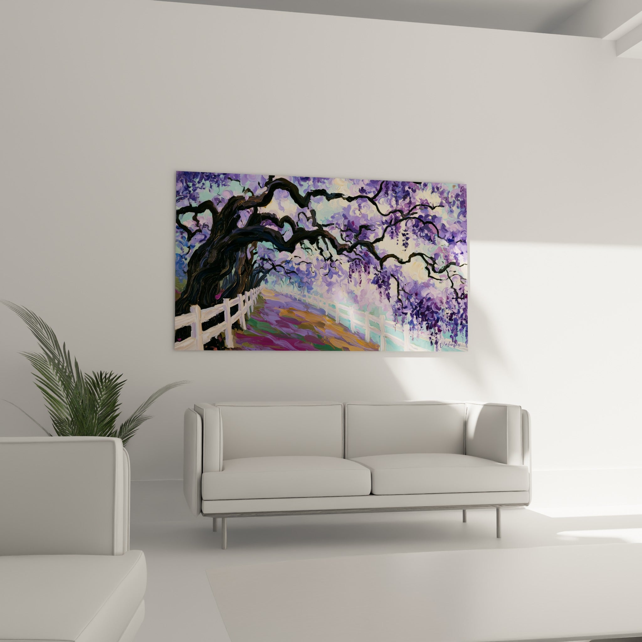 Fleurs de glycine violette, ocre et turquoise pâle au-dessus d'un canapé dans un salon lumineux