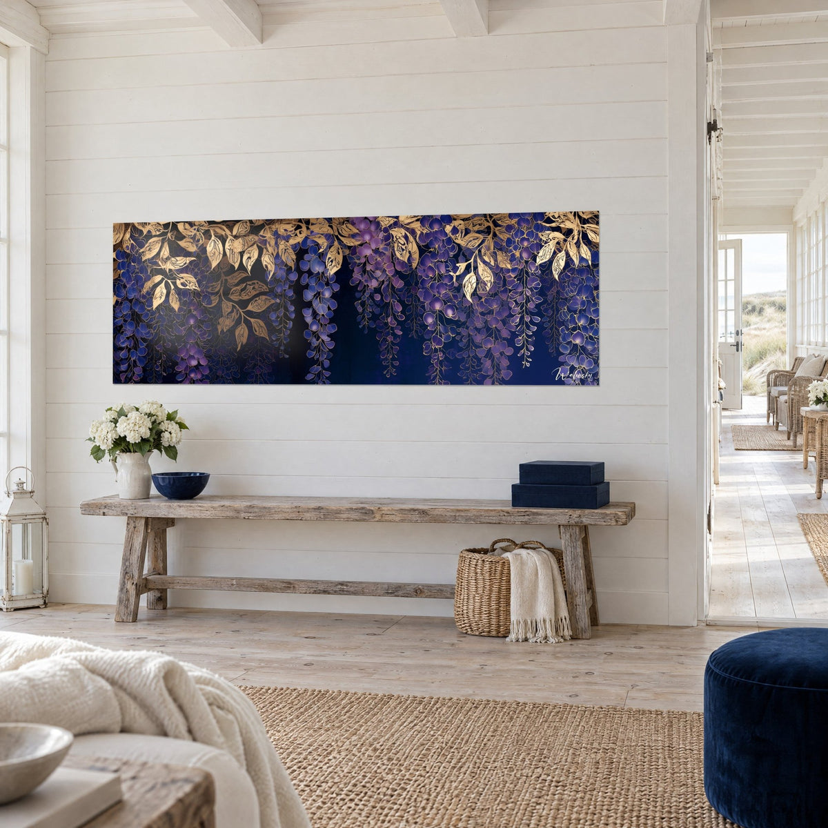 Quadro con una cascata di fiori indaco pendenti sotto un fogliame dorato, vista di tre quarti su una panca di legno, casa sul mare