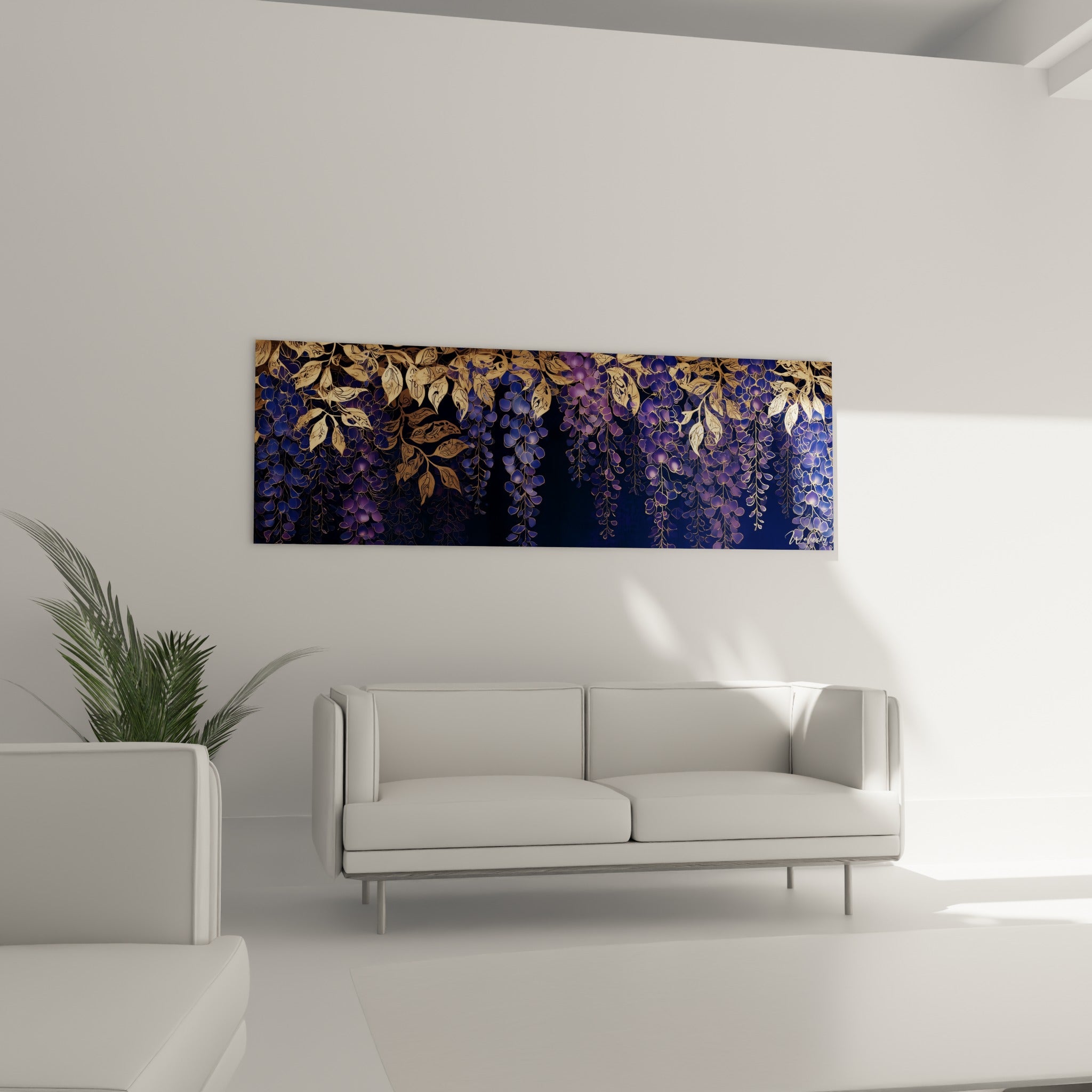 Fleurs de glycine violettes et feuillage doré placés au-dessus d'un canapé dans un salon lumineux