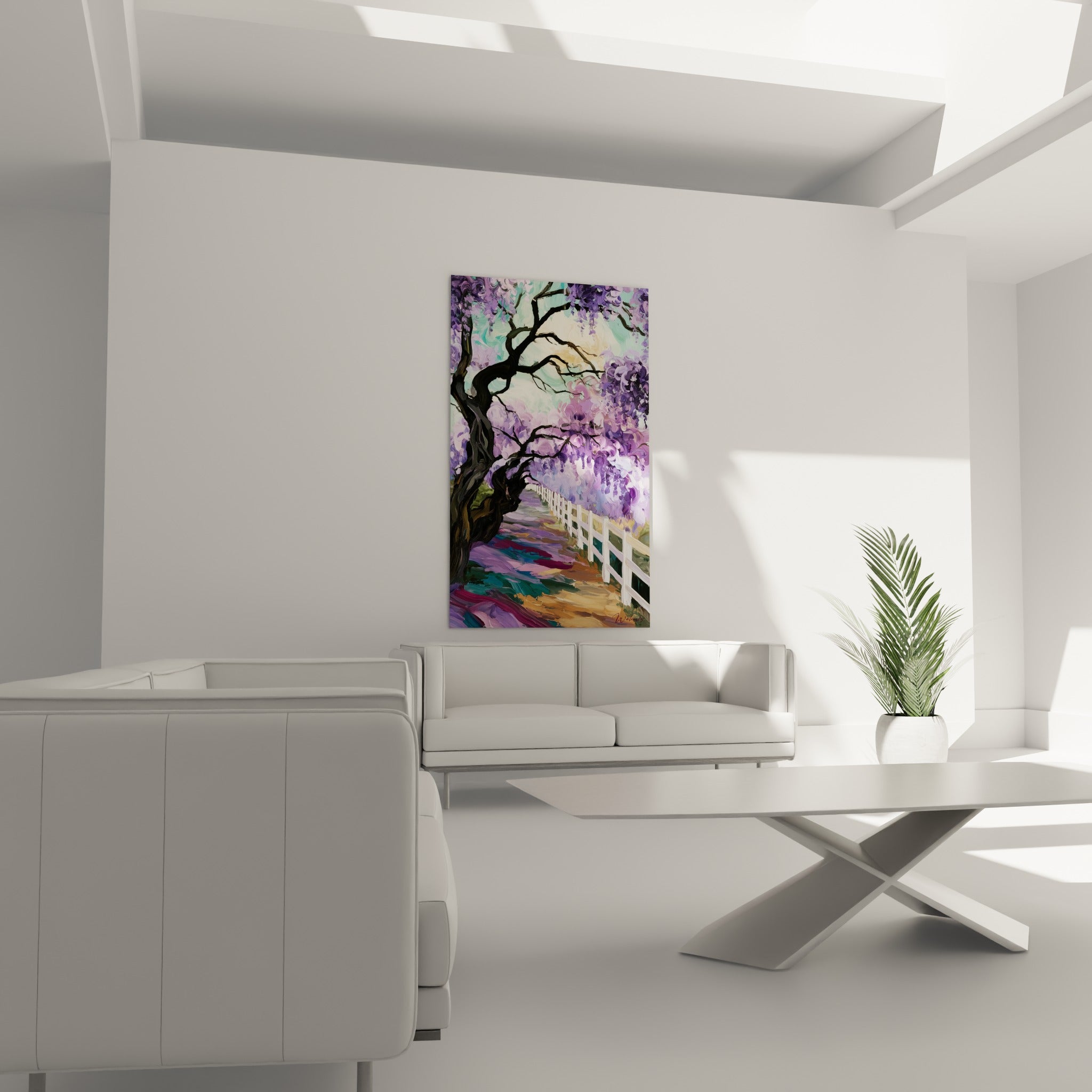 Grappes mauves de Glycine sous ciel turquoise vaporeux au-dessus d'un canapé dans un salon lumineux